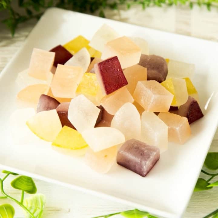 ウェルチのインスタグラム：「【「ウェルチ」レシピ☆】 果汁たっぷりのカラフルな「ウェルチ」で宝石のようにきれいなお菓子と話題の「琥珀糖」を作りました♪ 表面のシャリシャリした食感と、内側のぷるぷるした食感の違いが楽しめる、おもてなしの和菓子として昔から愛されてきた「琥珀糖」♬ 是非、お家で作って食べてみてください☆ #Welchs #ウェルチ #ぶどう #マスカット #ピンクグレープフルーツ #オレンジ #ウェルチレシピ #和菓子 #琥珀糖」