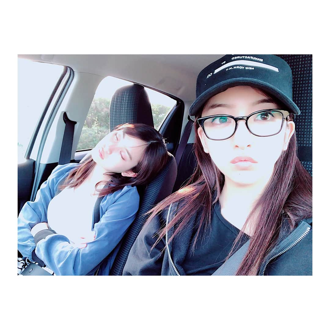 板野友美さんのインスタグラム写真 - (板野友美Instagram)「思い出日記♪ 帰りの車で疲れて寝ちゃった彼女ちゃん😌 私の運転に身を任せてくれたのね。笑  #江ノ島 #葉山 #鎌倉 #ドライブ🚗💨」5月22日 17時35分 - tomo.i_0703