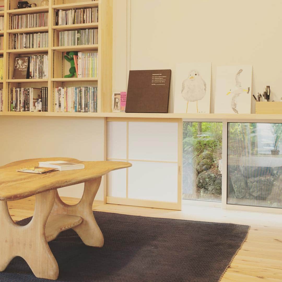 美し信州建設のインスタグラム：「御代田町  O様のお住まい リビングの下窓。隣家の石垣を借景😊 風も通るし、視線も気にならない。一石二鳥の下窓です！  #美し信州建設#上田市#木曽桧#長野県#マイホーム#インテリア#新築#家#工務店#リノベーション#住宅#設計#注文住宅#自由設計#無垢材#木の家#田舎暮らし#建築家#施工事例#窓#住まい#ショールーム#自然素材#健康住宅#エコ住宅#interior#マイホーム計画#house#木曽ひのき#」