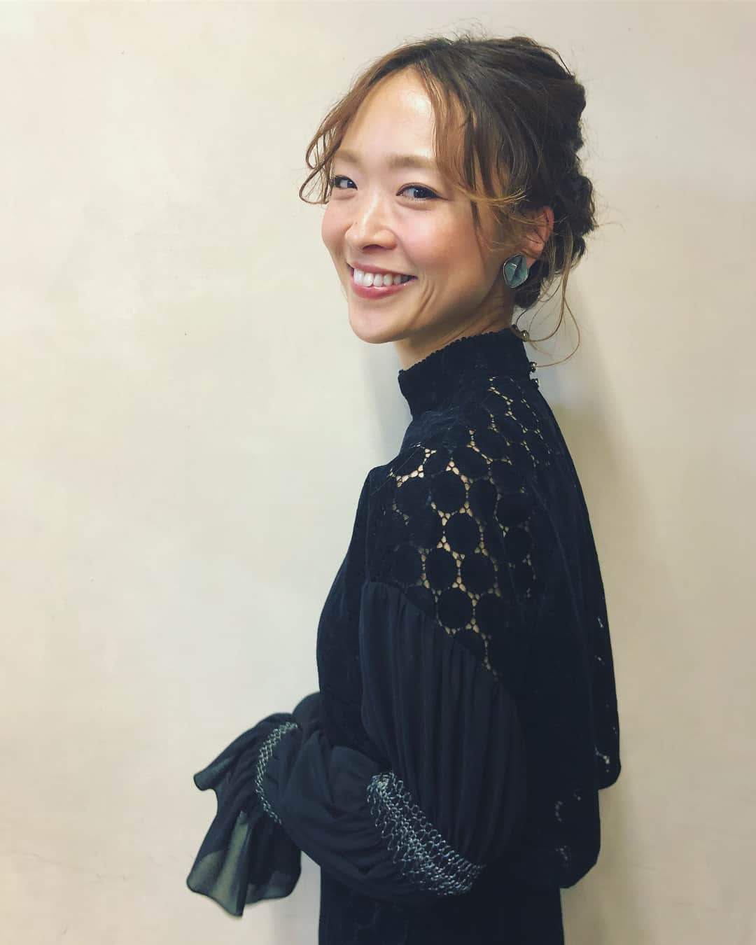 野尻美穂のインスタグラム：「今日はウェディングパーティがあるのでよねちゃんにセットしてもらった☺️🧡 #SYAN #yone_hair」