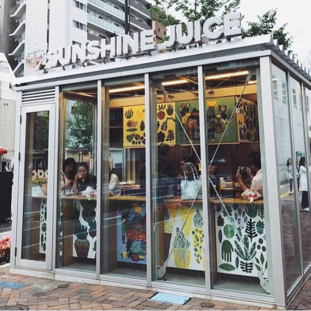 Sunshine Juiceさんのインスタグラム写真 - (Sunshine JuiceInstagram)「(English below!) サンシャインジュース虎ノ門がオープンしました🌿オープニングに来て頂いた皆さまありがとうございました。  @nikyroehreke の素晴らしいアートとサンシャインジュースを楽しみにいらしてください。今後も東京と京都の各店舗でフレッシュでパワフルなジュースを作ってまいりますので皆さまよろしくお願いします🌞🌞🌞 ••• A big thank you to everyone who came out to our new #Toranomon location opening. Please enjoy our cold pressed juice and vegan food with inspiring artwork by @nikyroehreke. We are proud to serve excellent quality #coldpressed juices & #vegan snacks to Tokyo, and Kyoto! Thank you for growing healthy and strong with us. Together let’s move forward to a healthier life and healthier Japan! xx #SunshineJuiceFamily #StayJuicy • • • #coldpressed #sunshinejuice #stayjuicy #sunshinejuicetokyo #サンシャインジュース #drinkyourgreens #juicecleanse #rawjuice #greenjuice #kale #beets #ginger #training #coldpressed #toranomonhills #toranomon #shinbashi #sunshinejuicetoranomon #nikyniky」5月22日 18時18分 - sunshinejuicetokyo