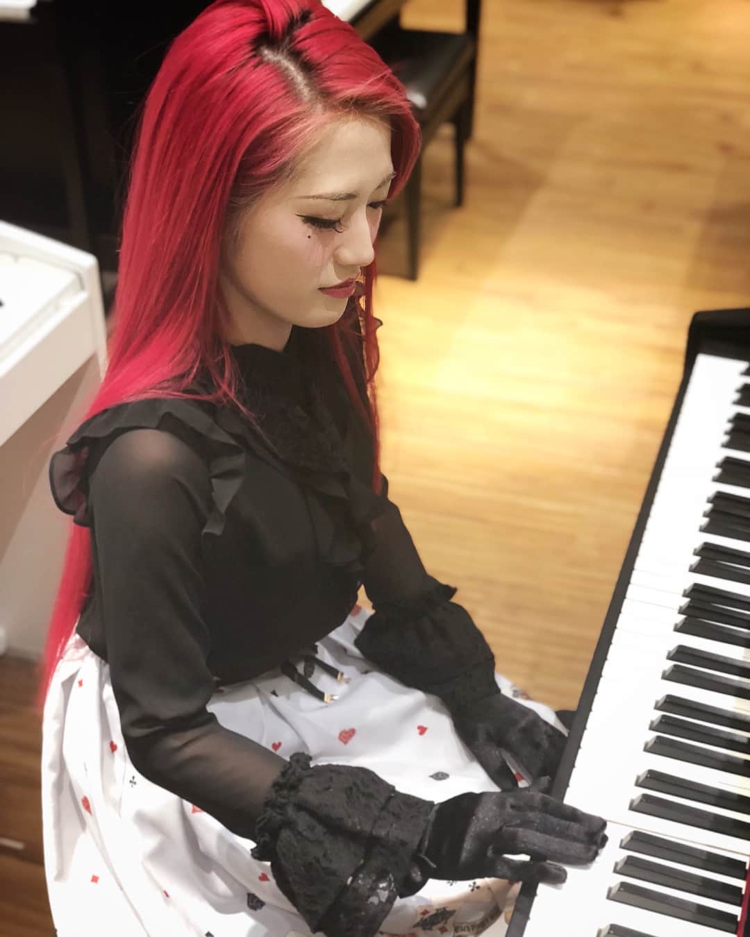 五月千和加さんのインスタグラム写真 - (五月千和加Instagram)「この先 ずっと 続けていきたい #ピアノ ...色んな色、形のピアノが欲しいな♬ . #piano #music #musician #instrumental #practice #習い事 #lesson #音楽 #楽器 #自分磨き #演奏 #pianist #gloves #elegant #スカート #ブラウス #トランプ #card #skirt #手袋 #redhair #ariel #disneycharacter #アリエル #ディズニー」5月22日 20時37分 - satsuki_senwaka