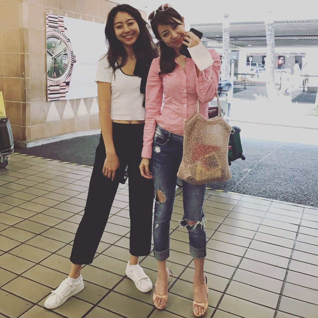 美ST編集部さんのインスタグラム写真 - (美ST編集部Instagram)「美STが誇る美人親子がハワイに到着🌺 第4回国民的美魔女コンテスト準グランプリの秋田陽子さんと、そのお嬢さんのゆきちゃんです。 受験が終わったお子さんとの親子旅が流行ってますよね☺️ よって親子ハワイ情報、さらに美に効くハワイ情報、しかも今年ハワイに行くならマストで行くべきところを、ハードスケジュールで撮影してきます💪 @001y_k_ ゆきちゃんは22歳のインスタグラマー。到着早々仮眠もせず即お着替え→誌面撮影&インスタのブツ撮り開始。ミレニアル世代の娘に指導されながら「これでいいの？」と写真を撮る40代。美魔女であってもそれは同じ😌 ＊ 6月16日発売の8月号旅企画をお楽しみに😊 ＊＊＊＊＊ #美st #編集部員日記 #本日の日直 #副編桐野ジャパン #コスメ #美容 #美人 #美人親子 #美人すぎる #ハワイ #撮影 #shooting #美魔女 #美魔女ファイナリスト #hawaii #🌺 #アラフォー #アンチエイジング #最新ハワイ #aulani #oahuhawaii #オアフ」5月22日 21時06分 - be_story_official