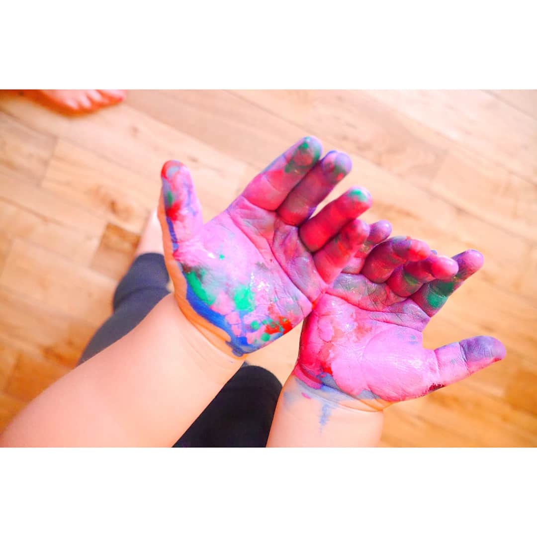 高橋有紀子さんのインスタグラム写真 - (高橋有紀子Instagram)「* 《La-Rainbow project vol.1🌞🌈》 * 初めての挑戦、反省点は挙げたらキリがないほどだけど、、、 終えて1日経った今も幸せな気持ちで心が満たされています☺️🙏💕 * * 全身を使って無邪気に遊ぶ子ども達の笑顔は、 私が小学校の卒業文集で 「保育士になる」って書いたときと 同じ気持ちを思い出させてくれました🌟 * * この笑顔がいつか発展途上国の、 世界の子ども達の笑顔に繋がるように、 より良いものにしていけるように、 ゆっくりでも一歩一歩進んでいきます👣🌏 * * 皆様本当にありがとうございました🌈❤️ * * La-Rainbow projectの今後の活動を @la_rainbow_project にてアップしていきますので、応援して頂けたら嬉しいです🙏💫 * photo by @yuhomihi  studio : @brighton_studio_daikanyama * * ※誰よりも全力で楽しんでいたのは おそらくうちの娘です🙈#変なおじさん 集合写真で一人とんでもない顔してるのも我が子だけです🐒笑 * #La_Rainbow #project #smileforchildren #colorful #painting #workshop #art #ig_kids #lovemylife #2018_5_21 #BrightonStudioDaikanyama  #ワークショップ #絵の具 #色遊び #絵本作り #のびのび子育て #ママリ #コドモノ #ママガール  #ママさんと繋がりたい」5月22日 21時21分 - yukko816