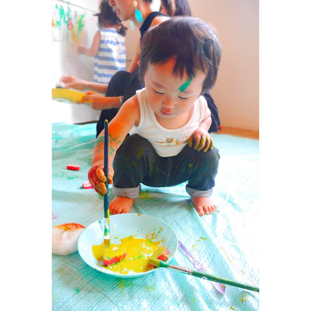 高橋有紀子さんのインスタグラム写真 - (高橋有紀子Instagram)「* 《La-Rainbow project vol.1🌞🌈》 * 初めての挑戦、反省点は挙げたらキリがないほどだけど、、、 終えて1日経った今も幸せな気持ちで心が満たされています☺️🙏💕 * * 全身を使って無邪気に遊ぶ子ども達の笑顔は、 私が小学校の卒業文集で 「保育士になる」って書いたときと 同じ気持ちを思い出させてくれました🌟 * * この笑顔がいつか発展途上国の、 世界の子ども達の笑顔に繋がるように、 より良いものにしていけるように、 ゆっくりでも一歩一歩進んでいきます👣🌏 * * 皆様本当にありがとうございました🌈❤️ * * La-Rainbow projectの今後の活動を @la_rainbow_project にてアップしていきますので、応援して頂けたら嬉しいです🙏💫 * photo by @yuhomihi  studio : @brighton_studio_daikanyama * * ※誰よりも全力で楽しんでいたのは おそらくうちの娘です🙈#変なおじさん 集合写真で一人とんでもない顔してるのも我が子だけです🐒笑 * #La_Rainbow #project #smileforchildren #colorful #painting #workshop #art #ig_kids #lovemylife #2018_5_21 #BrightonStudioDaikanyama  #ワークショップ #絵の具 #色遊び #絵本作り #のびのび子育て #ママリ #コドモノ #ママガール  #ママさんと繋がりたい」5月22日 21時21分 - yukko816