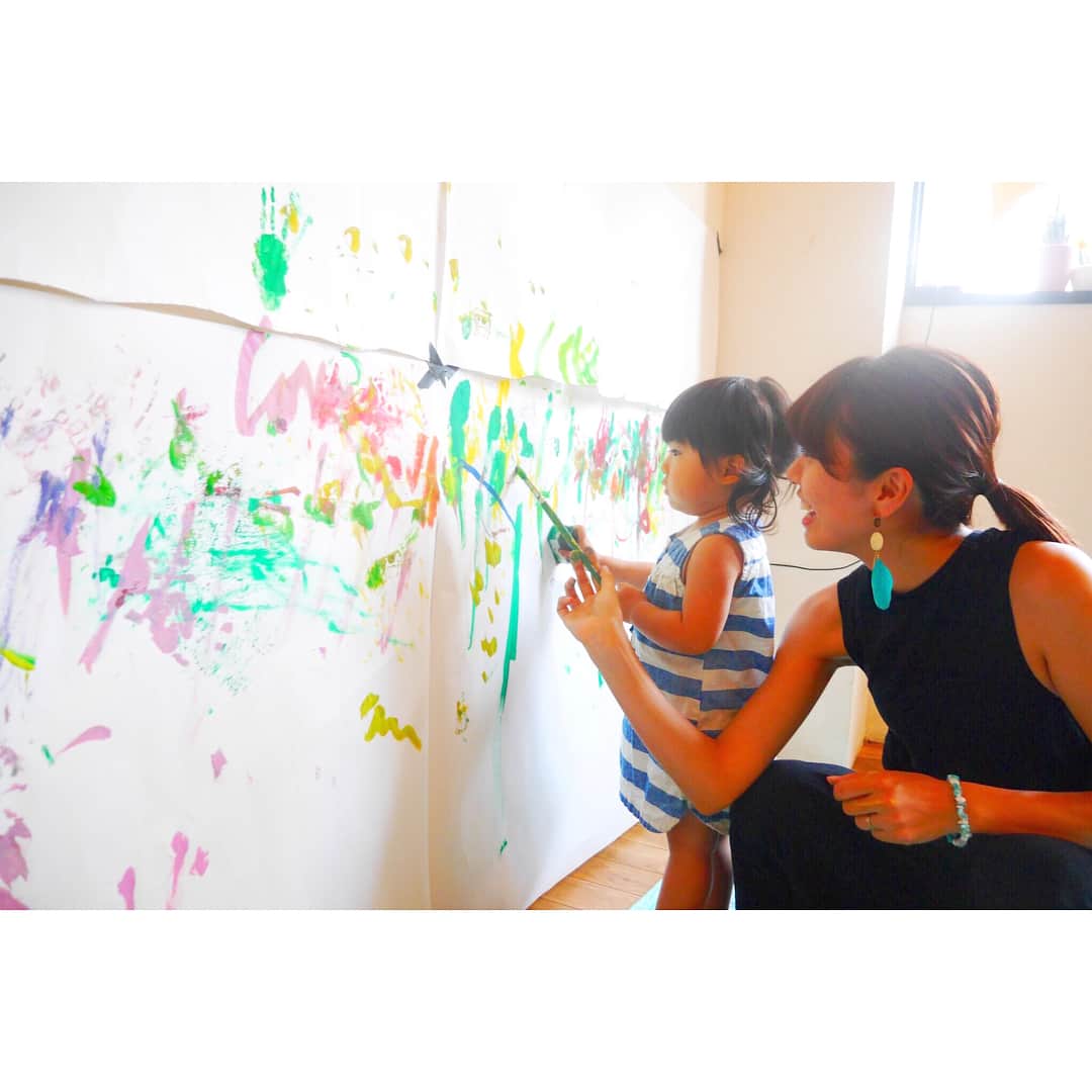 高橋有紀子さんのインスタグラム写真 - (高橋有紀子Instagram)「* 《La-Rainbow project vol.1🌞🌈》 * 初めての挑戦、反省点は挙げたらキリがないほどだけど、、、 終えて1日経った今も幸せな気持ちで心が満たされています☺️🙏💕 * * 全身を使って無邪気に遊ぶ子ども達の笑顔は、 私が小学校の卒業文集で 「保育士になる」って書いたときと 同じ気持ちを思い出させてくれました🌟 * * この笑顔がいつか発展途上国の、 世界の子ども達の笑顔に繋がるように、 より良いものにしていけるように、 ゆっくりでも一歩一歩進んでいきます👣🌏 * * 皆様本当にありがとうございました🌈❤️ * * La-Rainbow projectの今後の活動を @la_rainbow_project にてアップしていきますので、応援して頂けたら嬉しいです🙏💫 * photo by @yuhomihi  studio : @brighton_studio_daikanyama * * ※誰よりも全力で楽しんでいたのは おそらくうちの娘です🙈#変なおじさん 集合写真で一人とんでもない顔してるのも我が子だけです🐒笑 * #La_Rainbow #project #smileforchildren #colorful #painting #workshop #art #ig_kids #lovemylife #2018_5_21 #BrightonStudioDaikanyama  #ワークショップ #絵の具 #色遊び #絵本作り #のびのび子育て #ママリ #コドモノ #ママガール  #ママさんと繋がりたい」5月22日 21時21分 - yukko816