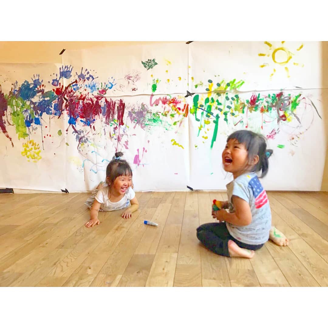 高橋有紀子さんのインスタグラム写真 - (高橋有紀子Instagram)「* 《La-Rainbow project vol.1🌞🌈》 * 初めての挑戦、反省点は挙げたらキリがないほどだけど、、、 終えて1日経った今も幸せな気持ちで心が満たされています☺️🙏💕 * * 全身を使って無邪気に遊ぶ子ども達の笑顔は、 私が小学校の卒業文集で 「保育士になる」って書いたときと 同じ気持ちを思い出させてくれました🌟 * * この笑顔がいつか発展途上国の、 世界の子ども達の笑顔に繋がるように、 より良いものにしていけるように、 ゆっくりでも一歩一歩進んでいきます👣🌏 * * 皆様本当にありがとうございました🌈❤️ * * La-Rainbow projectの今後の活動を @la_rainbow_project にてアップしていきますので、応援して頂けたら嬉しいです🙏💫 * photo by @yuhomihi  studio : @brighton_studio_daikanyama * * ※誰よりも全力で楽しんでいたのは おそらくうちの娘です🙈#変なおじさん 集合写真で一人とんでもない顔してるのも我が子だけです🐒笑 * #La_Rainbow #project #smileforchildren #colorful #painting #workshop #art #ig_kids #lovemylife #2018_5_21 #BrightonStudioDaikanyama  #ワークショップ #絵の具 #色遊び #絵本作り #のびのび子育て #ママリ #コドモノ #ママガール  #ママさんと繋がりたい」5月22日 21時21分 - yukko816