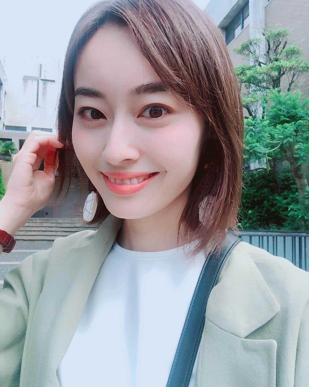 小祝麻里亜のインスタグラム：「#제사 チェサ(日本でいう法事)で名古屋に日帰りで行ってきました🙆‍♀️🚄いつも大先輩達が動き回ってる中、少しでも役に立ってるのかな？と心配になりながらも、教えてもらいながら法事に並べられる料理をもくもくと作り続けました☺️☺️チェサの日は、女性陣は兎に角とっても忙しい日です。笑 でも手は動かしながらも、親戚の方々の いろんなお話が聞けて貴重な時間💕写真は前髪をわけてみた時の👍雰囲気少しは変わるかなぁ？ ＿＿＿＿＿＿＿＿ #韓国#法事#チェサ#嫁仕事#日本人妻#셀카#셀피#셀스타그램#얼스타그램 #코디#스타일링#데일리#데일리룩#옷스타그램#오오티디#대일리룩」