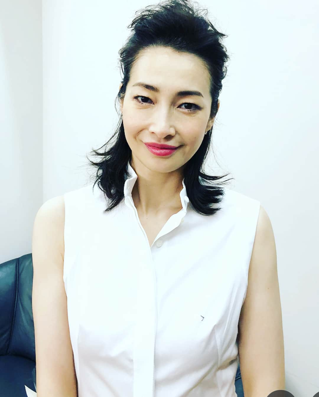 松浦美穂さんのインスタグラム写真 - (松浦美穂Instagram)「りょう…ナチュラルで素敵なママの顔と、圧倒的なMUSE感たっぷりの女優の顔…益々輝いて✨  #ryo #sunnydays☀️ #ウルフカットは万能 #ミディアムヘアアレンジ  #hairstyle  #hairsalon  #twiggy  #twiggytokyo」5月22日 21時49分 - twiggy_mihomatsuura