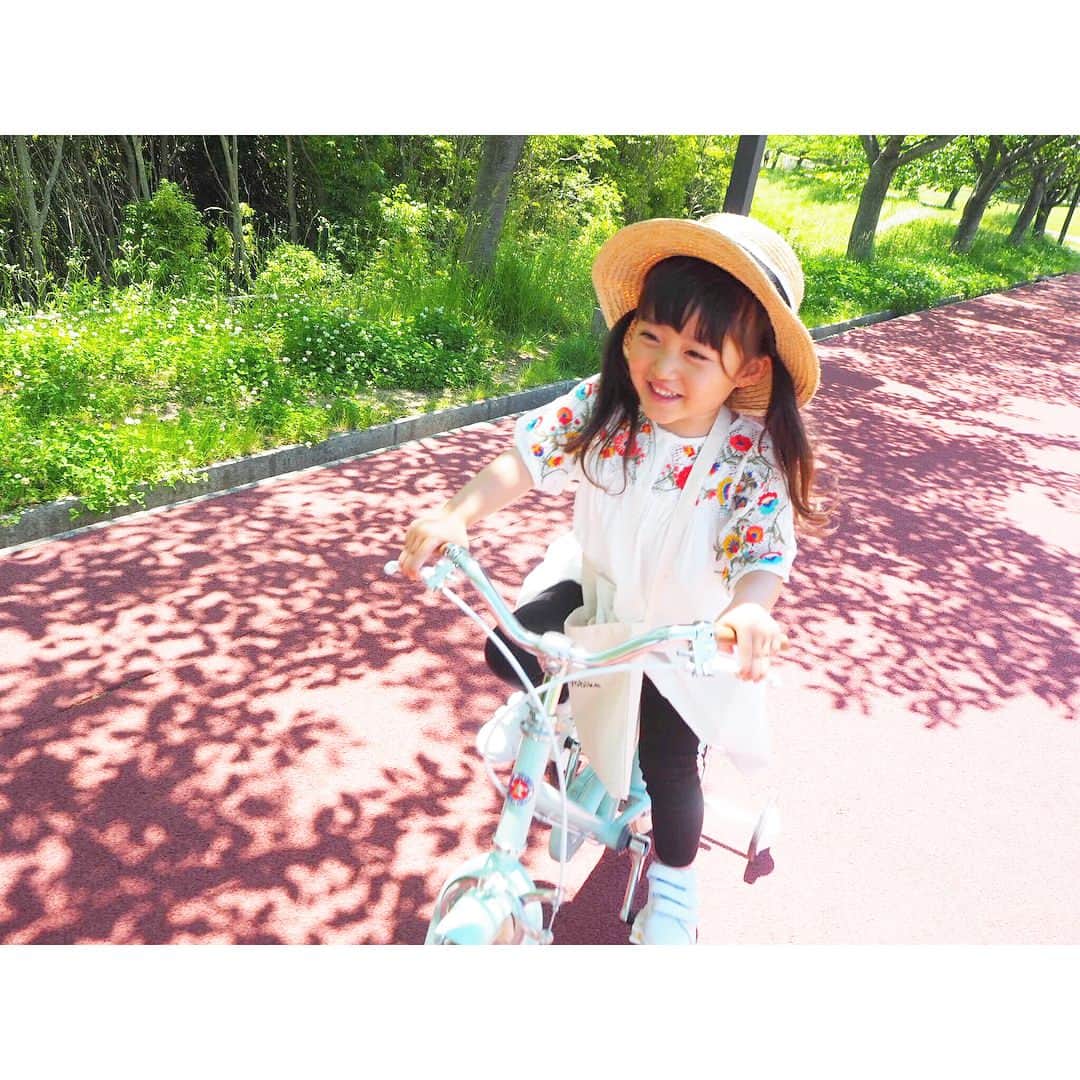 Kyooonさんのインスタグラム写真 - (KyooonInstagram)「20180522 * * 4歳の誕生日プレゼント🚲 在庫切れでお誕生日から1週間ほど遅れて届いた自転車🎁ようやくしっかり練習できた☺️ * * 私はベージュとかがよかったんだけど 娘が乗るものなので、青好きな娘が希望したこの色に✨うんうん可愛い😍 カバンとか持つようになったら可愛いカゴもつけてあげよ〜☺️ 嬉しそうで嬉しい♡ #4歳#4歳0ヶ月#自転車#誕生日プレゼント #fancykyonmovie」5月22日 22時06分 - fancykyon