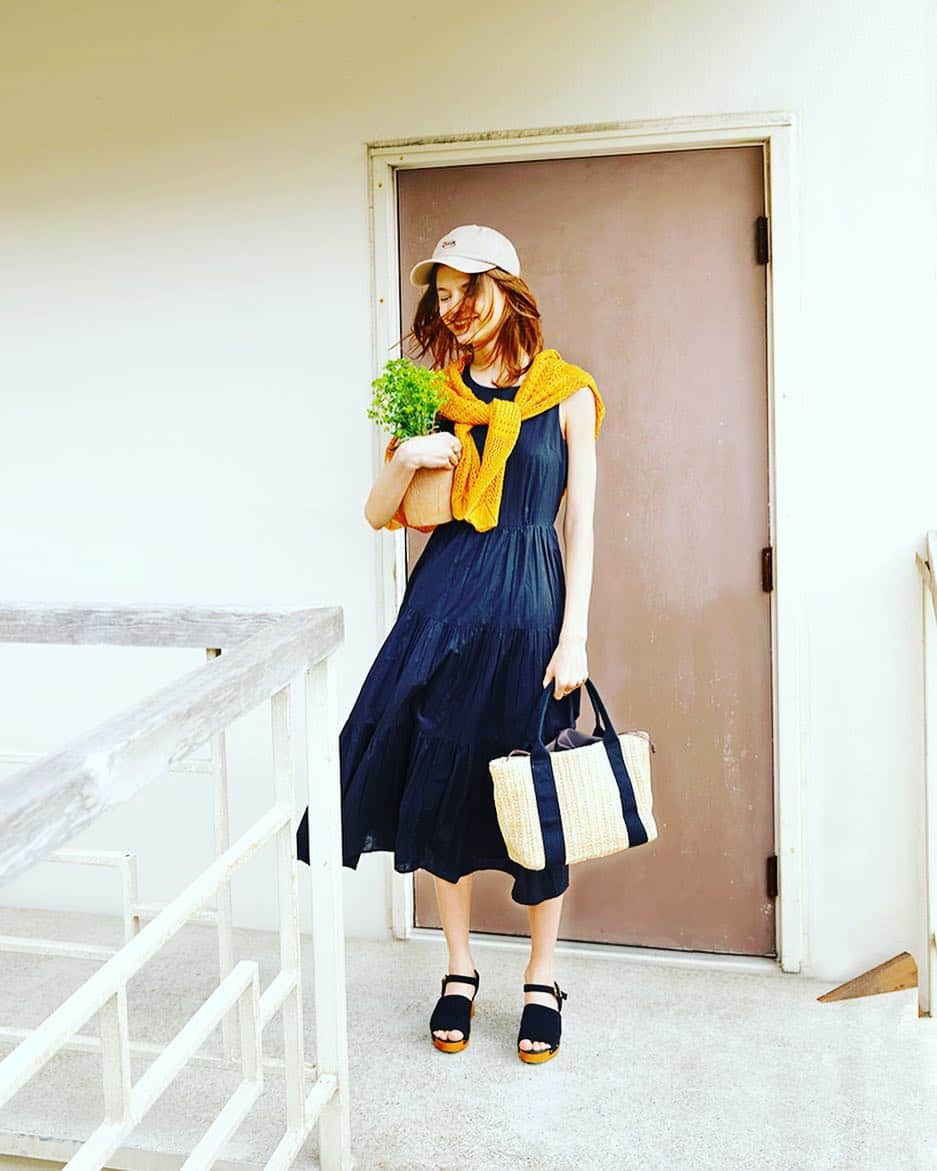のインスタグラム：「《セポ》が贈る、初夏の日差しにマッチしたカジュアルなリゾートスタイル🏝  続きはcluel.jpで！  #クルーエル #cluel #clueljp #cepo #セポ @cepo.bluemate」