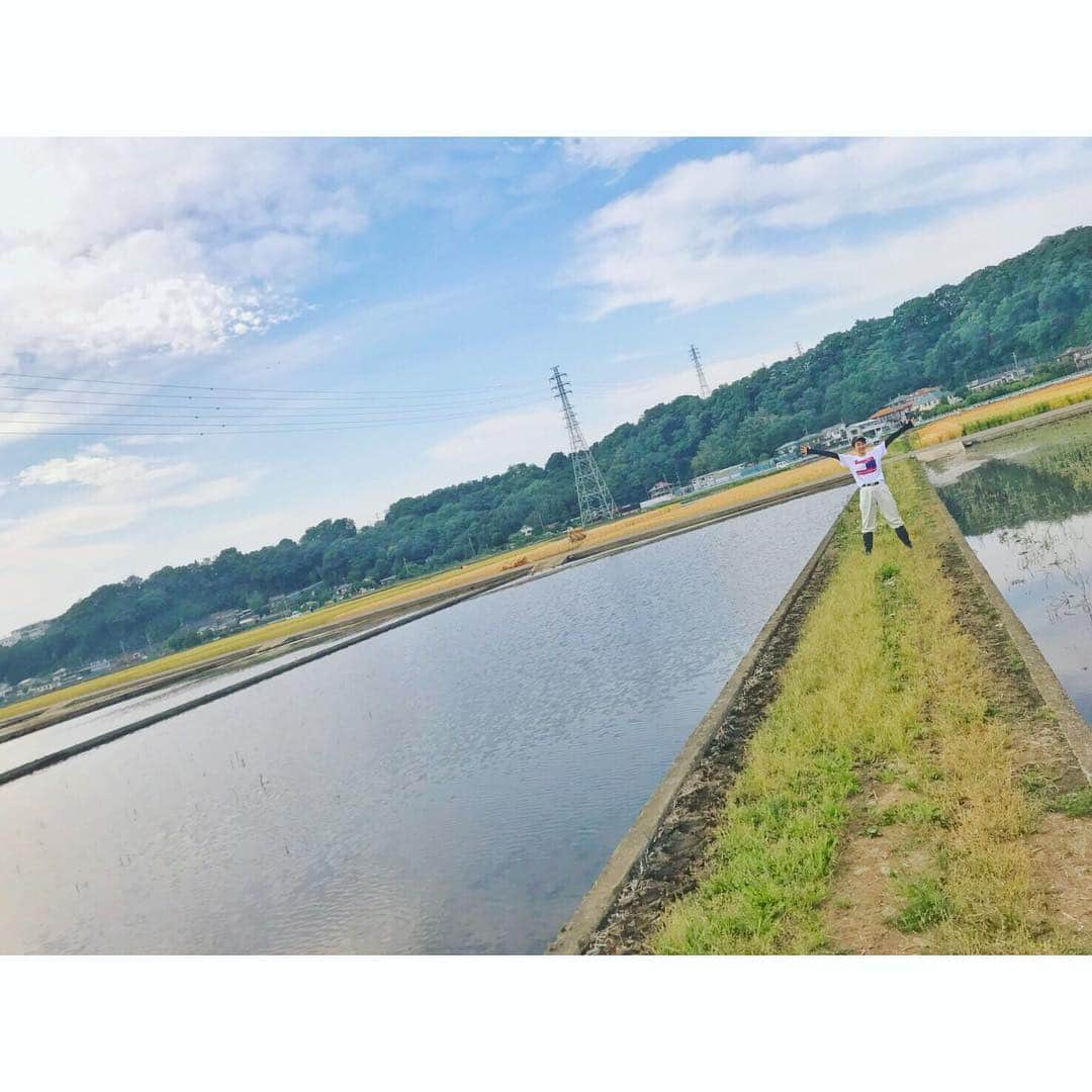 坂田莉咲さんのインスタグラム写真 - (坂田莉咲Instagram)「農業女子です💁  #photography #sky #農業女子  #田んぼ #green」5月22日 22時19分 - sakata_risa