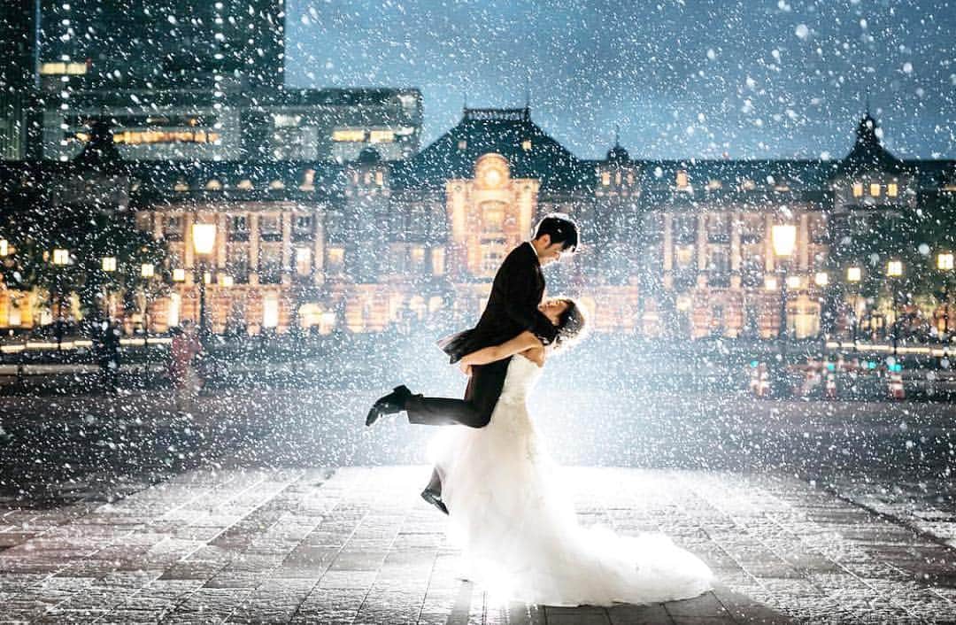 プレ花嫁の結婚式準備アプリ ウェディングニュースさんのインスタグラム写真 プレ花嫁の結婚式準備アプリ ウェディングニュース Instagram 雨の中のでも素敵な ウェディングフォト だけど よく見ると逆抱っこ こちらのお写真は