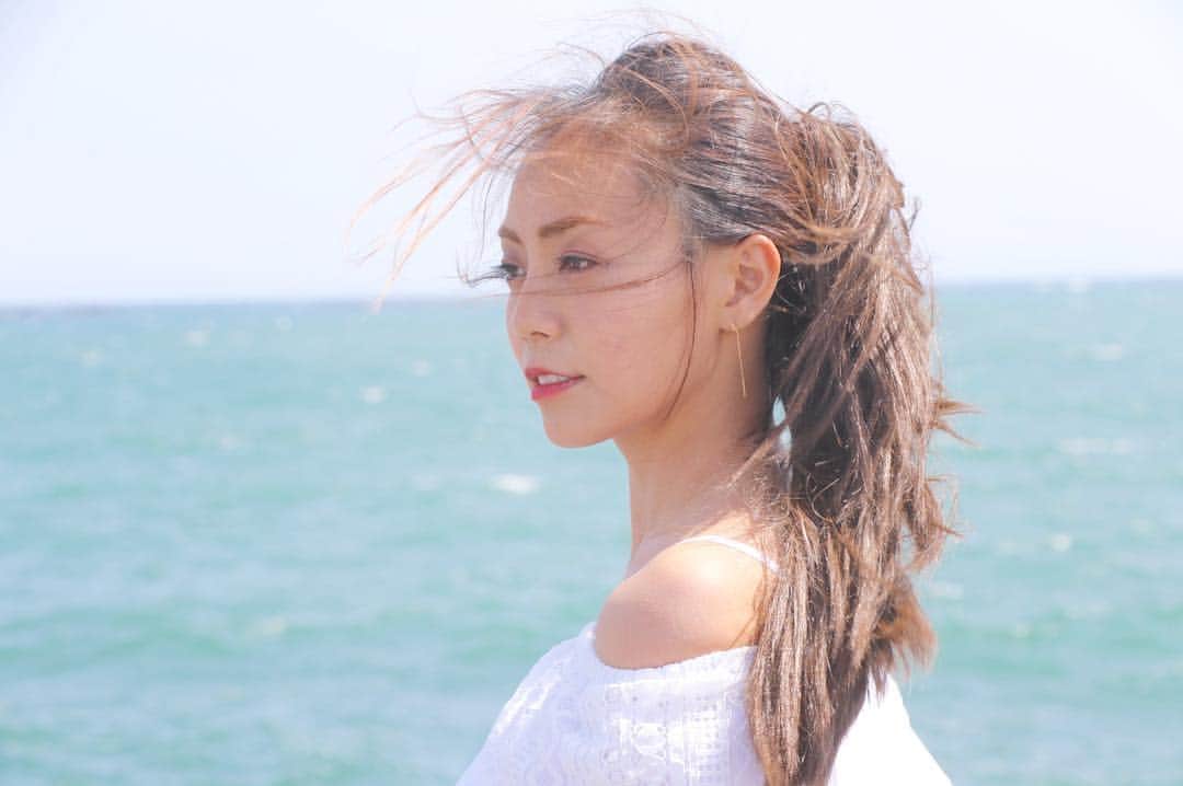 廣瀬麻伊さんのインスタグラム写真 - (廣瀬麻伊Instagram)「マザーテレサのことばですきなことばがあります😄  愛しなさい。それでもひとを愛しない。って💐 私はいつも心に伝えて眠るぅ〜  みなさんいい夢を.. おやすみなさぃ☺️♡ #作品撮り #sea #海 #日本  #未来の自分へ」5月22日 22時42分 - mai_hirose