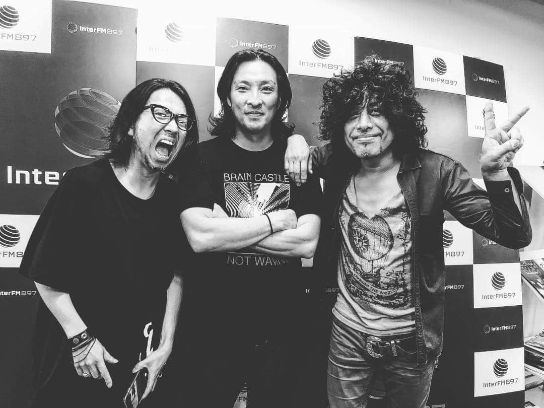 若旦那さんのインスタグラム写真 - (若旦那Instagram)「#佐藤タイジ #ジョー横溝 #interfm897  #loveonmusic  憧れのタイジ君と2曲セッションしてきました。なんでもかんでも包み隠さず話せてしまうし、僕がどんなに下手なギターでもタイジ君がカバーしてくれし、昨日から緊張で嘔吐しかけてたけど、達成感で満たされてます。もっと鍛錬して戻ってきます！下北のライブ呼んでください！あと、ジョーさんの番組もまた呼んでください！ご飯行きましょーね！」5月23日 0時33分 - waka__danna