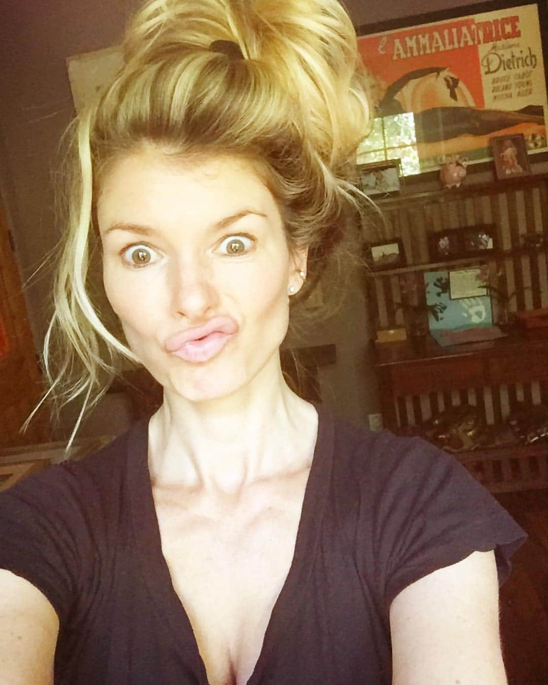 マリサ・ミラーのインスタグラム：「Mood 🤪 #captionthis」