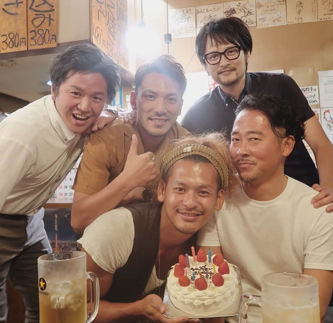 クロさんのインスタグラム写真 - (クロInstagram)「嵐ことやっくんHappy Birthay🎂 まっすぐでピュアーな嵐のお誕生日会♩ ホント楽しすぎて、今年に入って第2位に入る爆笑したよ🗣💓（第1位はやっくんのサスケ） 笑うってホント、正義✊🏽‼︎ ちょっと前にブログで書いてあります✍🏽✍🏽. . #あいのり #happybirthmay #トリビア #ええ感じにおっさんおばさんなってきた #20代前半だった私たちももはや30代 #アラフォーメンバーも #桃 #ヒデ #嵐 #イッチー ＃鉄平 #クロ #袋ロー #tk」5月23日 13時56分 - kuro_risa