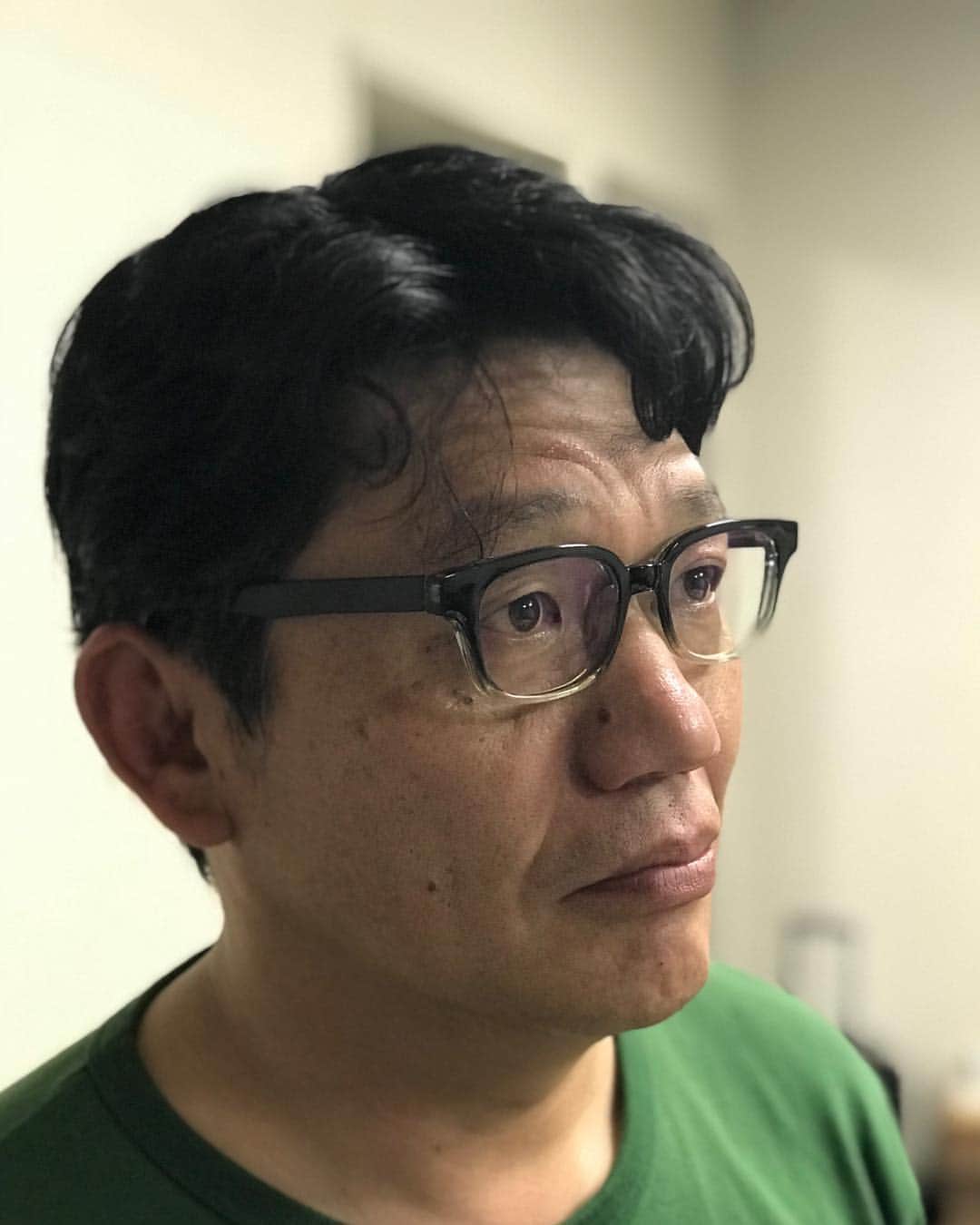 川島明のインスタグラム：「ずん飯尾さん  #だいぶ年下の先輩に怒られてるコンビニの店員 #推しのアイドルの結婚報告をバスツアーで聞かされた古参のファン #食べてる時にジャリっという音がしたのでどこかの歯が欠けていないか舌で慎重に確認している人 #東映ヒーロー全曲集が1200円だったので喜んで買って聴いたら全然知らない人が歌ってた瞬間の顔 #運転免許試験４度目の不合格 #心を鬼にして説教した女性社員が社長の娘だったと知った課長 #いくら教室が荒れようが淡々と授業を進めていく古文の先生 #子供のために観にいった映画プリキュアだったがキュアドリームの言葉が心に刺さってしまったお父さん #鈴木亮平さんが役作りのために一旦捨てた人情の部分 #柔の笑いで丸くおさめる平和の使者」