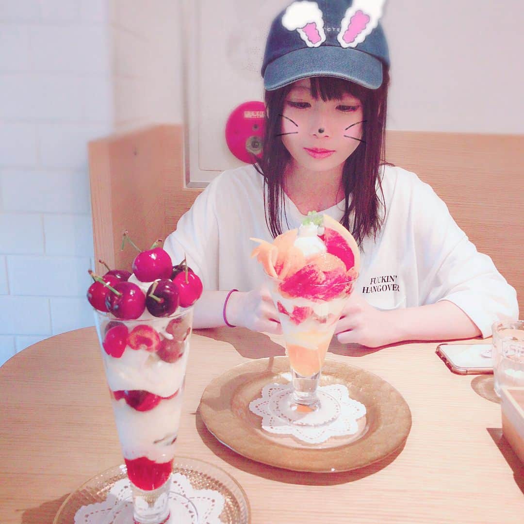 けちょんさんのインスタグラム写真 - (けちょんInstagram)「福岡で友だちとパフェと水炊き食べたのでした(∩・⊿・∩)美味しすぎて大変だった🤚🏻 #大名パフェフルーツプラネット #水炊きいろは」5月23日 14時43分 - ke_chon