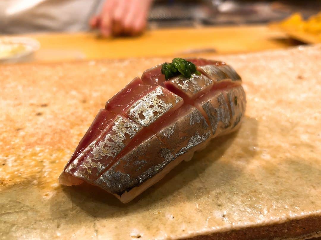 濱野りれさんのインスタグラム写真 - (濱野りれInstagram)「Kiss to the KISS🐟💓(sillago) Famous sushi restaurant at #higashiazabu #Reservation ➡︎ More than half of year  #Taste ➡︎ A＋ #Michelin➡︎🌟🌟 I looove chef Amamoto's smile😘💓 創業半年でミシュラン二つ星、 名店【天本】🍣✨ 大将の笑顔が素敵すぎたのと、つまみから握りまで絶品すぎて食べすぎ、悔いなし！😂 予約は難しいみたいだけどなんとか次も行きたい... そんなお店でした🤭❤️ #amamoto #rirelog#sushi #japanesefood #tokyo #wine #restaurant #tokyoeats #foodie #foodstagram #gourmet#tabelog#食べログ#寿司#東麻布#ミシュラン#食べるの大好き#天本#東麻布天本」5月23日 9時04分 - riregram