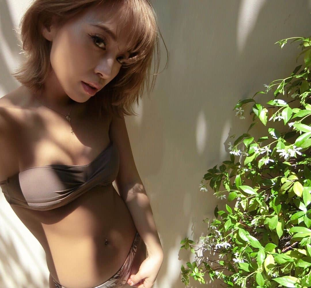 峯村優衣のインスタグラム：「今年の水着も @room306contemporary 👙🌴☀️毎必ず欲しいのがあって絶対買ってるの✨みきちゃんこぺいつも可愛いお洋服や水着をありがとう😽ゆい水着のボトムはショートが好きだけどハイウェストタイプも付いてくるよ💕気分で変えられるからオススメ👏🏻 #峯村優衣 #LosAngeles #california」