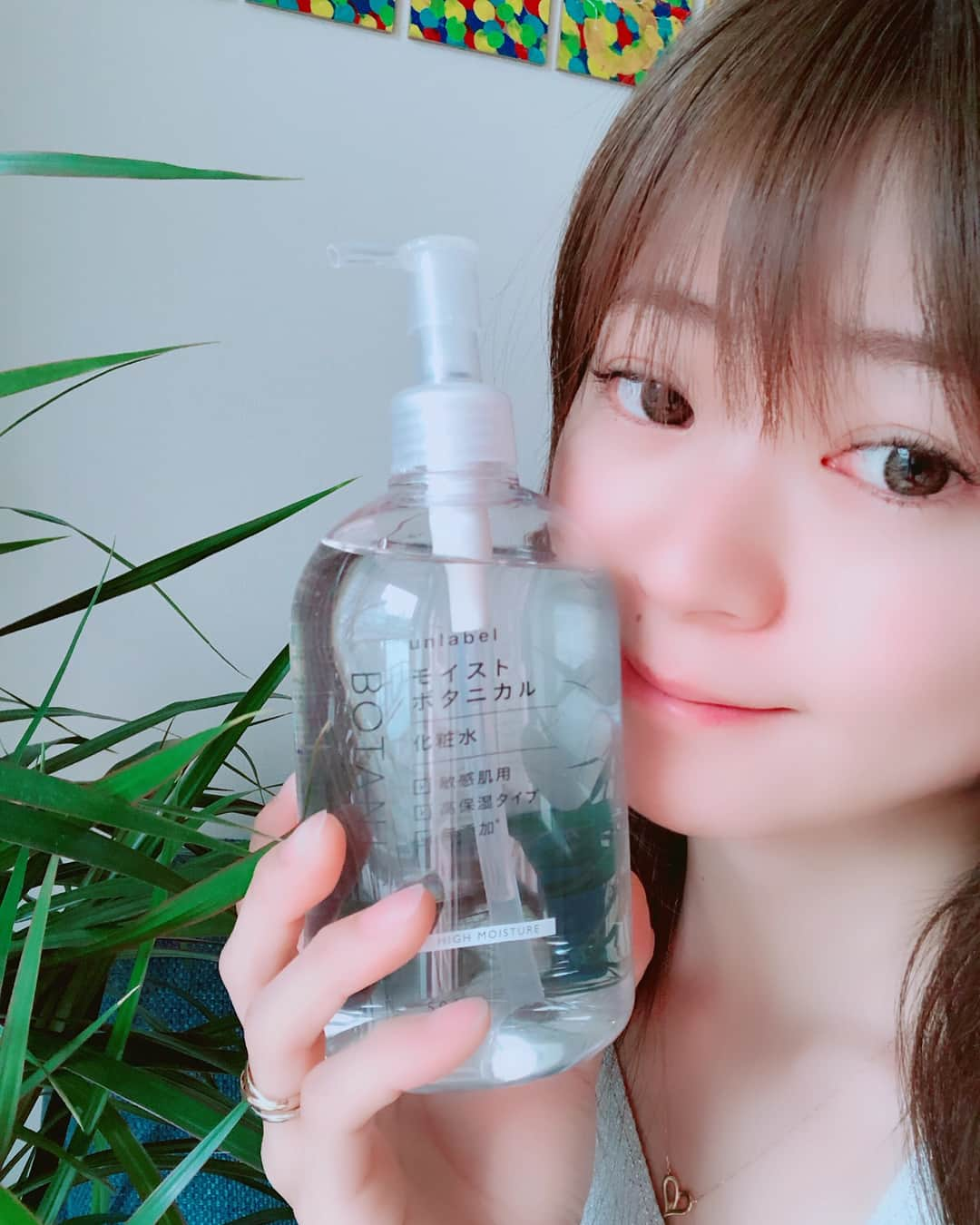 梶本成美さんのインスタグラム写真 - (梶本成美Instagram)「アンレーベルのモイストボタニカル化粧水がとってもお得な上に、贅沢な成分を惜しみなく入っていて、敏感肌、高保湿化粧水なんです✨  500mLで価格 ¥880 ✨ ✨3つのポイント✨  ①オーガニック認証ボタニカルの力で、しっとり高保湿✨ . ②植物のチカラで肌の水分保持、バリア機能UP . ③9種の無添加処方＋弱酸性で、敏感肌もやさしく潤う .  私はスキンケアだけじゃなく、ボディーにもたっぷり使ってます(^○^)✨ #unlabel #アンレーベル #モイストボタニカル #ツルハグループ #アインズトルペ #スキンケア #化粧品 #化粧水 #敏感肌 #お得 #基礎化粧品 #美容 #beauty #japanese #japanesegirl #love  @unlabel_botanical」5月23日 9時56分 - narumikajimoto