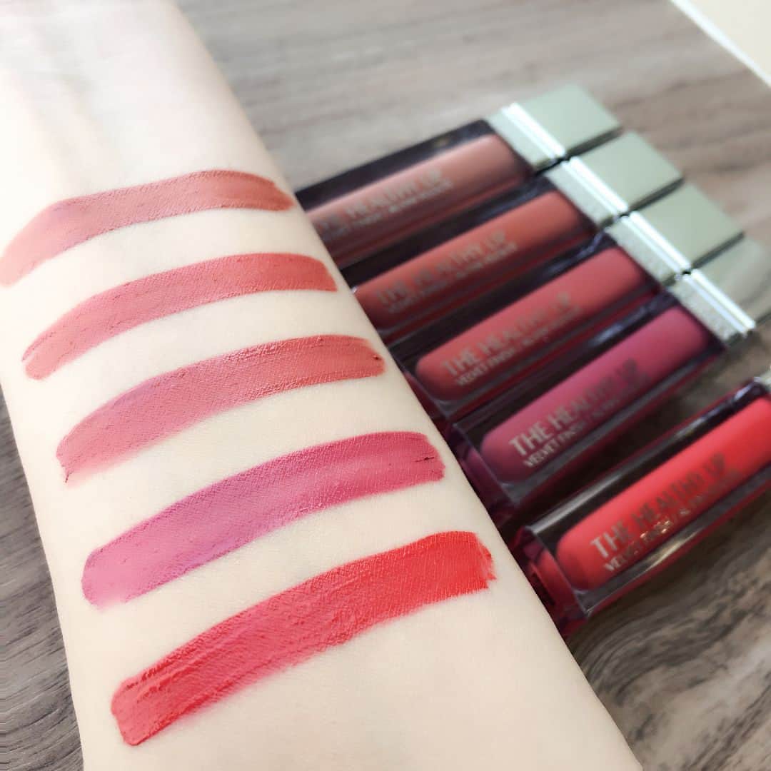 フィジシャンズフォーミュラ ジャパンのインスタグラム：「ヴェルベットリップスティック💄のご紹介 。 ホイップクリームのようなテクスチャが人気のリップですが、しっかり塗ると画像1枚目の様にしっかりと色づきます。 今回は、2枚目の写真の様に薄づきで使用してみました。 。 アプリケーター1回分(伸びが良いので、これだけで十分です！)を唇に乗せて伸ばすと、ティントリップの様に使うことができます！！ ポイントは伸ばすというよりも、ポンポン叩きながら伸ばしていくと効果的です♪ 是非一度試してみて下さい💋 。 #フィジシャンズフォーミュラ  #physiciansformula  #海外コスメ #summer  #メイク #敏感肌 #低刺激 #リップ #ティント  #パラベンフリー #低アレルギー #オイルフリー #マットリップ」