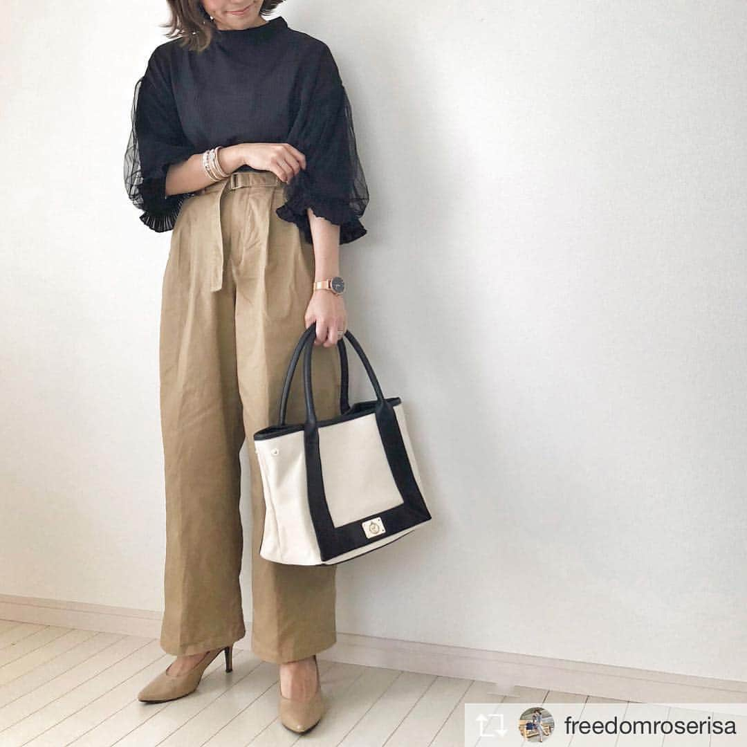 セレクトショップ8eightのインスタグラム：「Repost from @freedomroserisa @TopRankRepost coca_official store （ @coca_official_store ）のレーストップスにチノワイドパンツを合わせてきれいめカジュアル♡ * ヴィータフェリーチェ（ @vitafelice_shop ）のバッグは色も形もシンプルで使いやすい♡♡ * 次女が修学旅行でいないから、長女と一緒にご飯でも食べに行こうと思ってるのに寝てる(ｰ ｰ;) * しばらくそっとしとこ…。 * * トップス： @coca_official_store  #チノハイウエストボリュームパンツ ：#gu @gu_global  パンプス： @salus_r  バッグ/バングル：#vitafelice_official @vitafelice_shop  腕時計： @klasse14_japanofficial * #ootd #outfit #coordinate #ママコーデ #ママファッション #30代コーデ #30代ファッション #プチプラコーデ #シンプルコーデ #高見えコーデ #大人カジュアル #きれいめカジュアル #ootd_kob  #ponte_fashion #mineby3mootd #r_fashion #r_fashion_amb  #shoplista #春コーデ #アクロンで洗おう #ハンサムビューティライフ #コフレドール10th #キャンペーン参加中 #ジユジョ #大人gu部 #ジーユーコーデ #ワイドパンツ * * * (Photo by @freedomroserisa さん)」