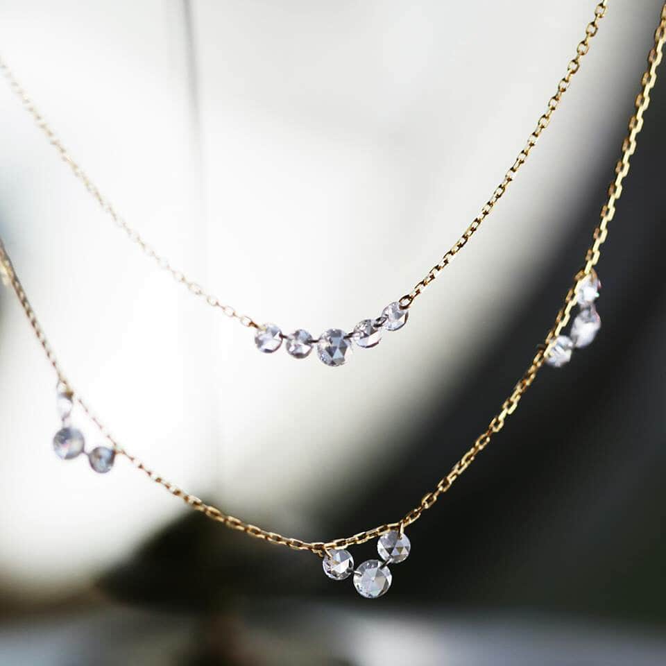 AbHerї〈アベリ〉さんのインスタグラム写真 - (AbHerї〈アベリ〉Instagram)「まるできらめく露のよう。シンプルなダイヤモンドは身に纏う人の魅力を引き立てます。 #abheri #アベリ #dew #earring #necklace #diamond」5月23日 11時30分 - abheri_official