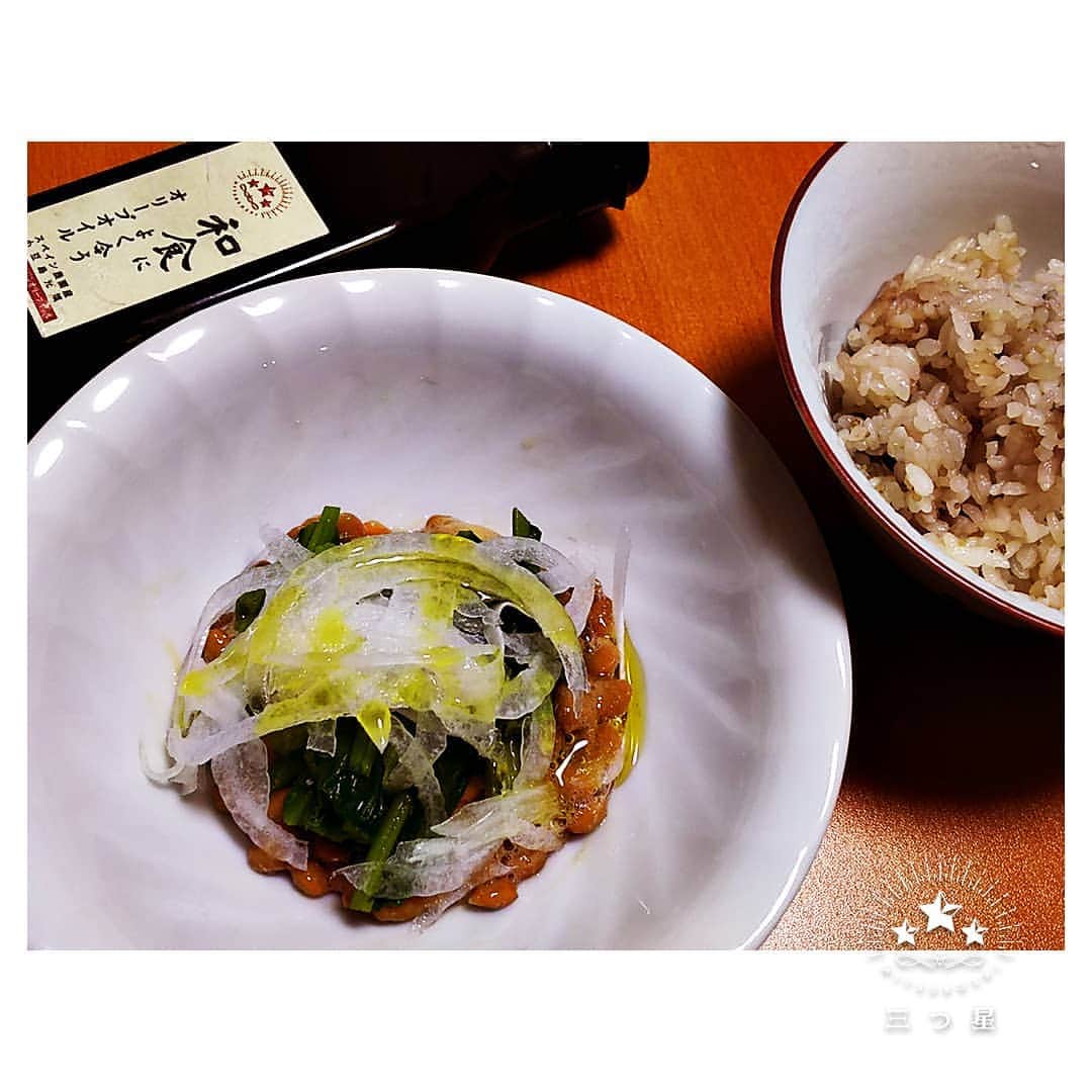 のインスタグラム：「＊新たまのせ納豆と、和食によく合うオリーブオイル＊ This olive oil that goes well with japanese food;-) * ＊三つ星食べレポ＊ 納豆のトッピングに、ほうれん草のおひたしと新たまねぎスライスをのせ、最後に和食によく合うオリーブオイル、をかけました。サラダ感覚で新しい納豆の食べ方見つけてしまった気がします(*^^*) * #だけで美味しくなるシリーズ today>かける #納豆 #なっとう #ねばねば #新たま #新たまねぎ #ヘルシー #ほうれん草 #ホウレン草 #ランチ #おうちごはん #おつまみ 今のうちから #夏バテ対策 #オリーブオイル #oliveoil #和食によく合うオリーブオイル #和食 #washoku #japanesefood #和食とオリーブオイル #WASHOKUandOliveOil #instafood #三つ星ネットショップ」