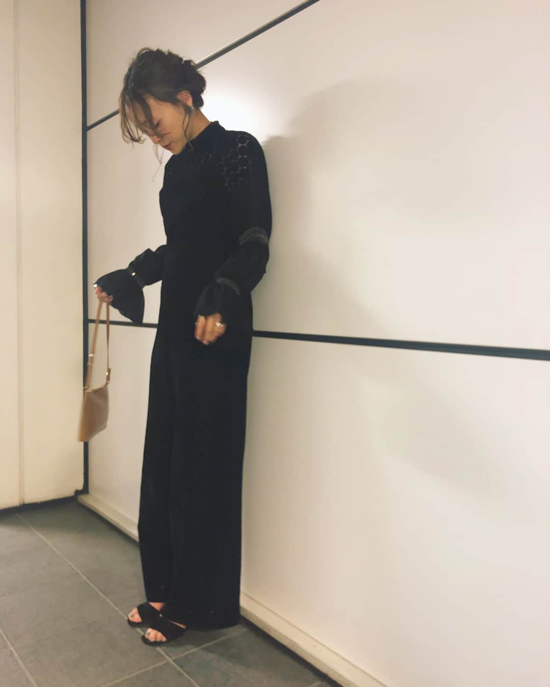 野尻美穂のインスタグラム：「昨日着てた服はprefer shipsでちょっと前に買ったAVERY ROWというブランドのものです☺️後ろから見るとセットアップに見えるんだけどオールインワンです🤔💕 #dress #髪型とアクセは1個前の投稿を見てね😙」