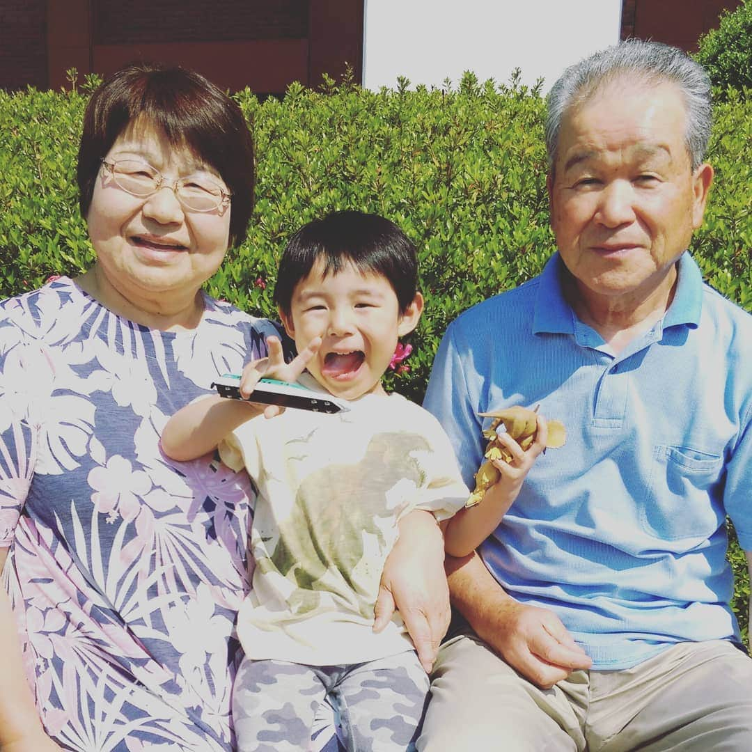 鈴木おさむさんのインスタグラム写真 - (鈴木おさむInstagram)「妻の父と母と息子と。確実に孫に遺伝子を引き継いでるのがわかります。ありがとー！」5月23日 13時14分 - osamuchan_suzuki