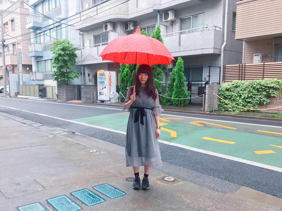 ぱいぱいでか美のインスタグラム：「Juice=Juiceの宮崎由加さんとevelynのコラボワンピース❤︎ 今日初めておろしたら啓太さんBDイベのMCがゆかにゃでビックリだった！わーい ꙳ #onepiece #evelyn #juicejuice #宮崎由加 ちゃん #umbrella #viviennewestwood #俺はインスタグラマーになりてぇ ꙳ ハロプロも好きで、かつ、私のことも応援してくれてるファンの方がお誕生日プレゼントにくれました。 ドットワンピースの方もセットでくださったの〜！大切に着ます。ありがとうね☻ 傘はいいやつ買わないとすぐ置いてきちゃってなくすので、大好きなヴィヴィアン使ってます☔︎ 雨の日も割と楽しい！」
