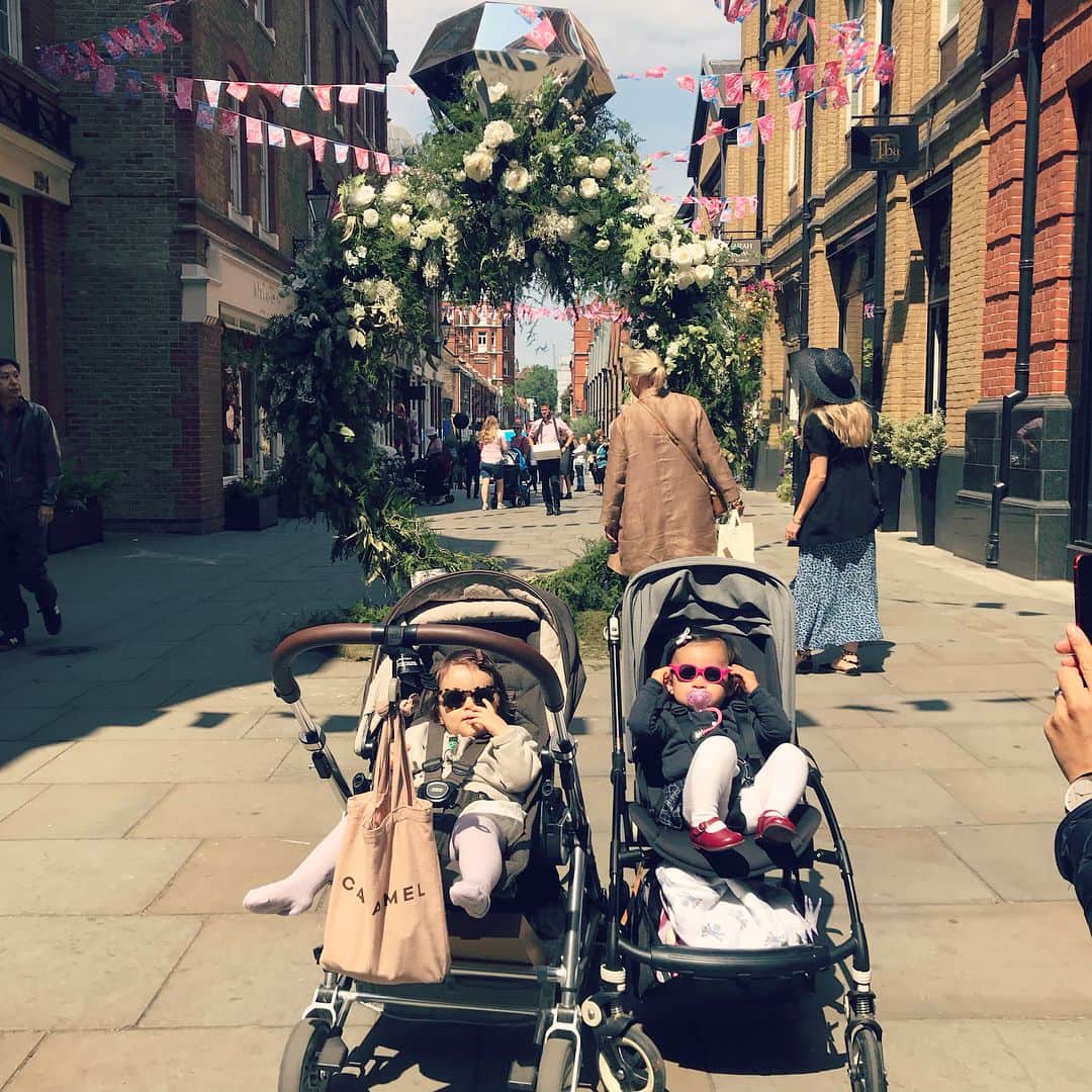 MEGのインスタグラム：「同い年のお友達とサングラス散歩。#chelseainbloom #1歳3ヶ月 #1歳 #生後15ヶ月」