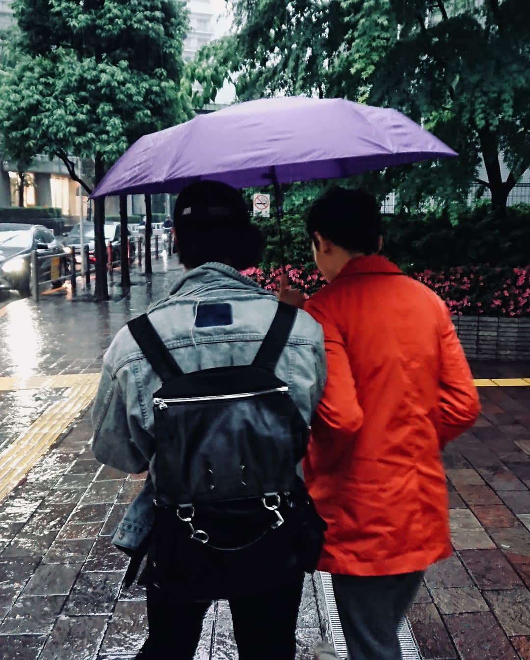 久保裕丈さんのインスタグラム写真 - (久保裕丈Instagram)「雨やだ、、、何よりもタクシー捕まんないのが困る😵 今日も勢い余りすぎて、明治神宮前あたりから代官山付近まで歩いてしもた。いい運動☺️ @floatus_moonbat さんから、これからの季節にありがたい、折りたたみ傘貰った☂️クラッチにも余裕で入るくらいちっさいけど、おじさん二人入っても結構余裕。 あと、めちゃくちゃ水切れいいからすぐカバンに入れても荷物濡れないのがほんと助かります。 ありがとうございます😊 #FLOATUS #超撥水 #フロータス #PR #雨男 #大事な日は大体雨 #rainyday #雨 #雨の日」5月24日 0時20分 - hirotakekubo