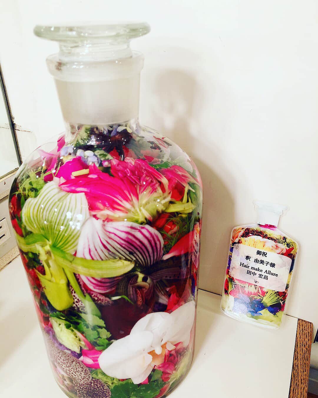 釈由美子さんのインスタグラム写真 - (釈由美子Instagram)「こちらの瓶の中に入ったお花は いつもお世話になっているヘアメイクの田中宏昌さんからです💄 瓶の中に生花が入ってるなんて、素敵すぎる😂✨ 温かいお心遣いに感謝感謝です✨  #私もよくお願いしている、 #ジャルダンデフルールというお花屋さんです💐」5月23日 16時48分 - yumikoshaku