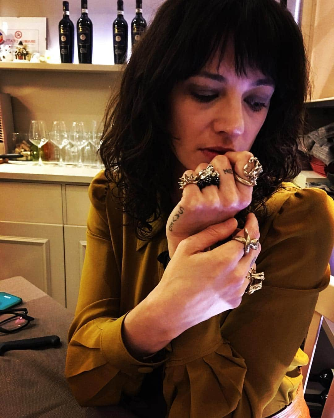 アンソニー・ボーディンのインスタグラム：「@asiaargento #Firenze @bernarddelettrezofficial “Revolution only needs good dreamers who remember their dreams.”— Tennessee Williams」