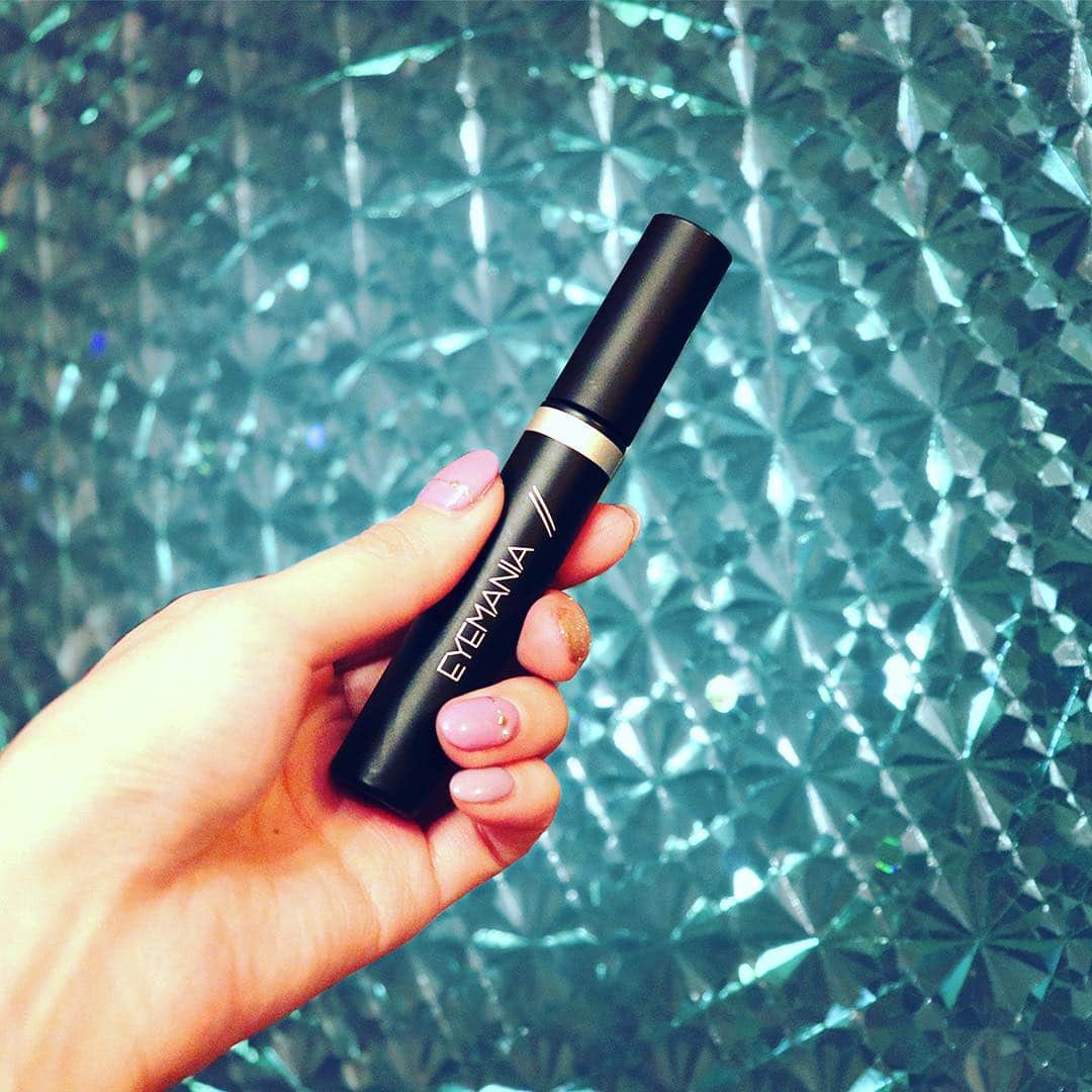EYEMANIAのインスタグラム：「【Make me brilliant】 ストロングボリュームプラスは、ダイアモンド末（光沢剤）配合。 しっかりとしたまつ毛を実現し、華やかで印象的に。 ⠀⠀ 梅雨の時期もこわくない、自信に満ちた瞳に。 ⠀⠀ #ウォータープルーフ #マスカラ #mascara @eyemania01」
