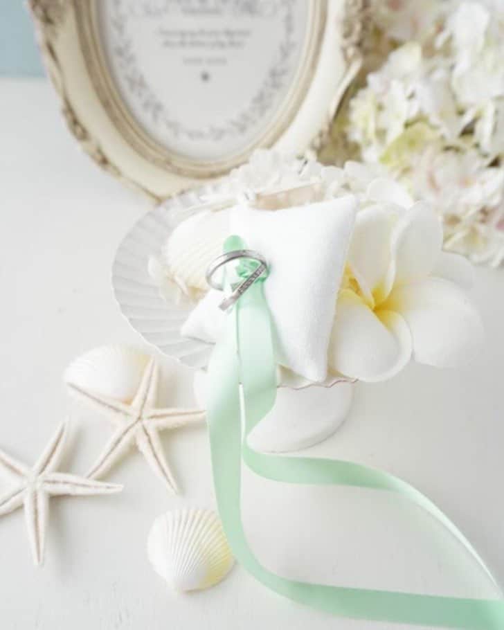 minne_weddingのインスタグラム：「. 海をイメージしたリゾート感溢れるリングピロー！ . 白いアンティークコンポートにのせた シェルやヒトデがアクセントになっています。 . リゾートウェディングにおすすめです♡ . ▼ milimili *ミリミリ*｜リングピロー｜ / Joie de designさん https://minne.com/items/1623182 . . #minne#リングピロー#リングピロー手作り#手作りリングピロー#ハンドメイド#ハンドメイド雑貨#ハンドメイド部#ハンドメイド販売#ハンドメイド作品#ハンドメイド好き#ハンドメイド好きさんと繋がりたい#ハンドメイド好きな人と繋がりたい#ハンドメイド記録#ハンドメイドアクセサリー#ハンドメイド初心者#ハンドメイド作家#ハンドメイド品#ハンドメイド商品#ハンドメイド小物#手作り雑貨#ハンドメイド初心者#ハンドメイド作家#結婚式手作り#結婚式レポ#プレ花嫁#花嫁さんと繋がりたい#ウェディングアイテム#プレ花嫁#ブライダル小物#花嫁DIY」