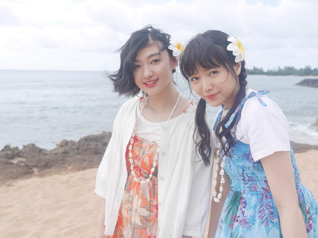 中山莉子さんのインスタグラム写真 - (中山莉子Instagram)「→🌺Hawaii fashion🌺 ㅤㅤㅤ ㅤㅤㅤ ㅤㅤㅤ 1、2、3枚目のかほちゃんとのお揃いワンピースはハワイにある#abcstore で購入しました！ㅤㅤㅤ 頭に付けてるお花の飾りもお揃い💐 ㅤㅤㅤ ㅤㅤㅤ ㅤㅤㅤ 4、5枚目のあやかちゃんと色違いワンピースは#fint  6枚目のトップスも#fint 🍓 ㅤㅤㅤ ㅤㅤㅤ 7、8枚目の海辺で着ているビスチェは#BANK ㅤㅤㅤ 可愛い色合いで夏たくさん着てしまいそう😊 ㅤㅤㅤ ㅤㅤㅤ ㅤㅤㅤ ㅤㅤㅤ ハワイから帰国しました🏝 ただいま日本！ㅤㅤㅤ ㅤㅤㅤ ㅤㅤㅤ ㅤㅤㅤ #hawaii#fashion#ハワイ ㅤㅤㅤ」5月23日 19時39分 - nakayama_riko_official