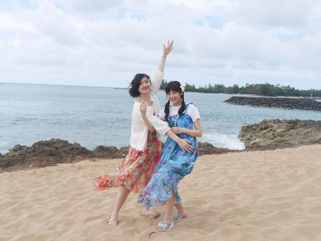 中山莉子さんのインスタグラム写真 - (中山莉子Instagram)「→🌺Hawaii fashion🌺 ㅤㅤㅤ ㅤㅤㅤ ㅤㅤㅤ 1、2、3枚目のかほちゃんとのお揃いワンピースはハワイにある#abcstore で購入しました！ㅤㅤㅤ 頭に付けてるお花の飾りもお揃い💐 ㅤㅤㅤ ㅤㅤㅤ ㅤㅤㅤ 4、5枚目のあやかちゃんと色違いワンピースは#fint  6枚目のトップスも#fint 🍓 ㅤㅤㅤ ㅤㅤㅤ 7、8枚目の海辺で着ているビスチェは#BANK ㅤㅤㅤ 可愛い色合いで夏たくさん着てしまいそう😊 ㅤㅤㅤ ㅤㅤㅤ ㅤㅤㅤ ㅤㅤㅤ ハワイから帰国しました🏝 ただいま日本！ㅤㅤㅤ ㅤㅤㅤ ㅤㅤㅤ ㅤㅤㅤ #hawaii#fashion#ハワイ ㅤㅤㅤ」5月23日 19時39分 - nakayama_riko_official