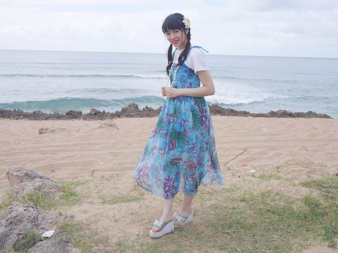 中山莉子さんのインスタグラム写真 - (中山莉子Instagram)「→🌺Hawaii fashion🌺 ㅤㅤㅤ ㅤㅤㅤ ㅤㅤㅤ 1、2、3枚目のかほちゃんとのお揃いワンピースはハワイにある#abcstore で購入しました！ㅤㅤㅤ 頭に付けてるお花の飾りもお揃い💐 ㅤㅤㅤ ㅤㅤㅤ ㅤㅤㅤ 4、5枚目のあやかちゃんと色違いワンピースは#fint  6枚目のトップスも#fint 🍓 ㅤㅤㅤ ㅤㅤㅤ 7、8枚目の海辺で着ているビスチェは#BANK ㅤㅤㅤ 可愛い色合いで夏たくさん着てしまいそう😊 ㅤㅤㅤ ㅤㅤㅤ ㅤㅤㅤ ㅤㅤㅤ ハワイから帰国しました🏝 ただいま日本！ㅤㅤㅤ ㅤㅤㅤ ㅤㅤㅤ ㅤㅤㅤ #hawaii#fashion#ハワイ ㅤㅤㅤ」5月23日 19時39分 - nakayama_riko_official