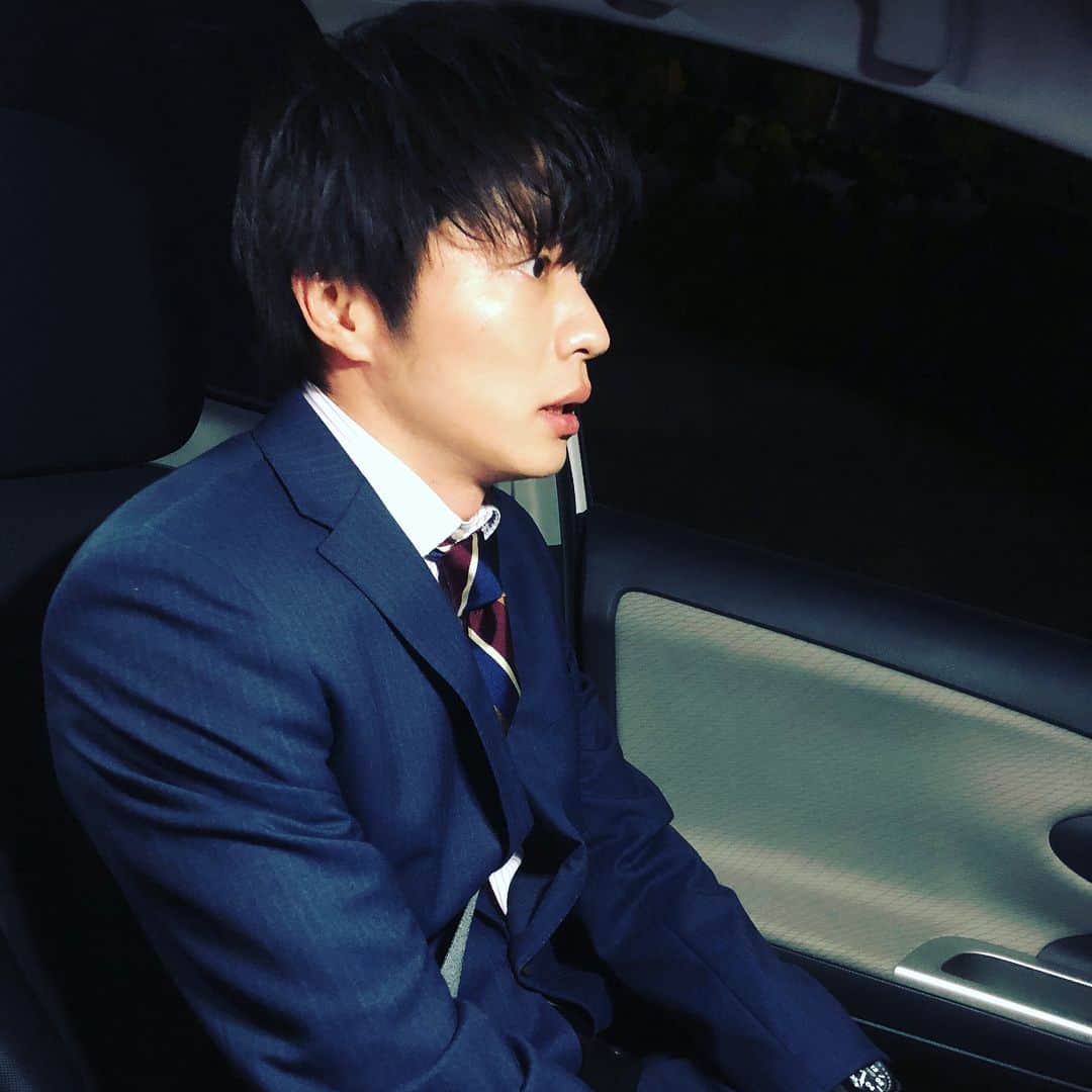 おっさんずラブ 武蔵の部屋のインスタグラム：「#はるたんとドライブデートなう に使っていいお🍀パート②  #ちなみに昨夜仕事の後ご自宅まで送りました🚗 #なんだか緊張しているはるたん #華麗にシュッとしようとしたら #鮮やかにバレました #もはや隠し撮りになってない #オフィシャルフォト的な❓ #専属カメラマンMUSASHI的な❓ #にしてもあれですね #見つめ合うと #素直におしゃべりできない #そんな部長です🌊」