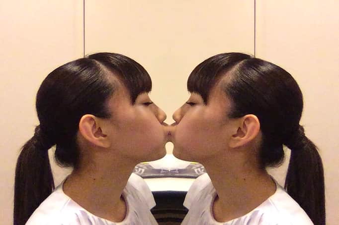 callmeさんのインスタグラム写真 - (callmeInstagram)「今日は #キスの日 みたいです！  #callme #MIMORI #instalike #instanice #instagood #follow #me #tokyo #girl #kiss #シンメトリー #symmetry #camera #ミラー #mirror #左右対称 #写真 #photography」5月23日 20時15分 - kolme_official