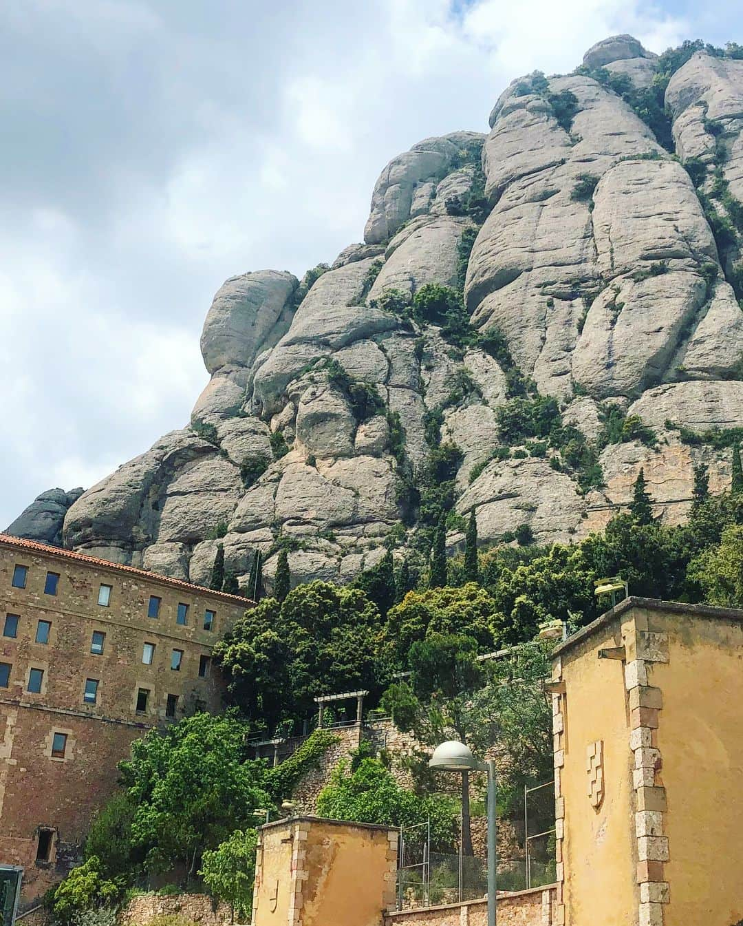 朝井麗華さんのインスタグラム写真 - (朝井麗華Instagram)「#モンセラート  #montserrat  #スペイン #Spain #バルセロナ #Barcelona #カタルーニャ州 #バルセロナ近郊 #カタルーニャ #ムンサラート #ムンサラー #アーサー王 #聖杯伝説 #ベネディクト会 #サンタマリアモンセラート修道院付属大聖堂 #キリスト教の聖地 #聖地 #聖母子像 #黒いマリア像 #のこぎり山 #ノコギリ山 #海外 #海外出張 #海外旅 #海外旅行 #旅 #ヨーロッパ #ヨーロッパ旅行」5月23日 20時53分 - reikaasai