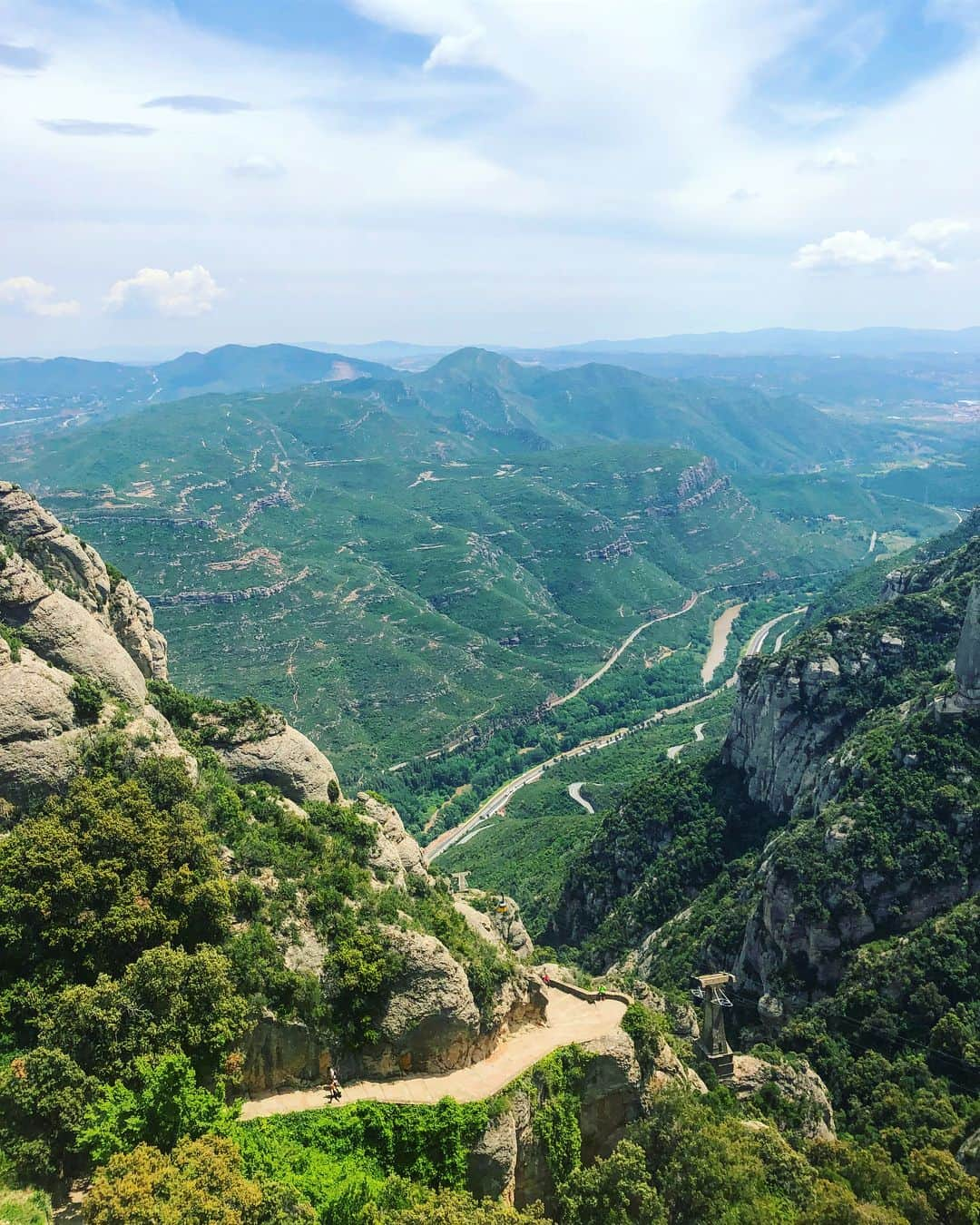 朝井麗華さんのインスタグラム写真 - (朝井麗華Instagram)「#モンセラート  #montserrat  #スペイン #Spain #バルセロナ #Barcelona #カタルーニャ州 #バルセロナ近郊 #カタルーニャ #ムンサラート #ムンサラー #アーサー王 #聖杯伝説 #ベネディクト会 #サンタマリアモンセラート修道院付属大聖堂 #キリスト教の聖地 #聖地 #聖母子像 #黒いマリア像 #のこぎり山 #ノコギリ山 #海外 #海外出張 #海外旅 #海外旅行 #旅 #ヨーロッパ #ヨーロッパ旅行」5月23日 20時53分 - reikaasai