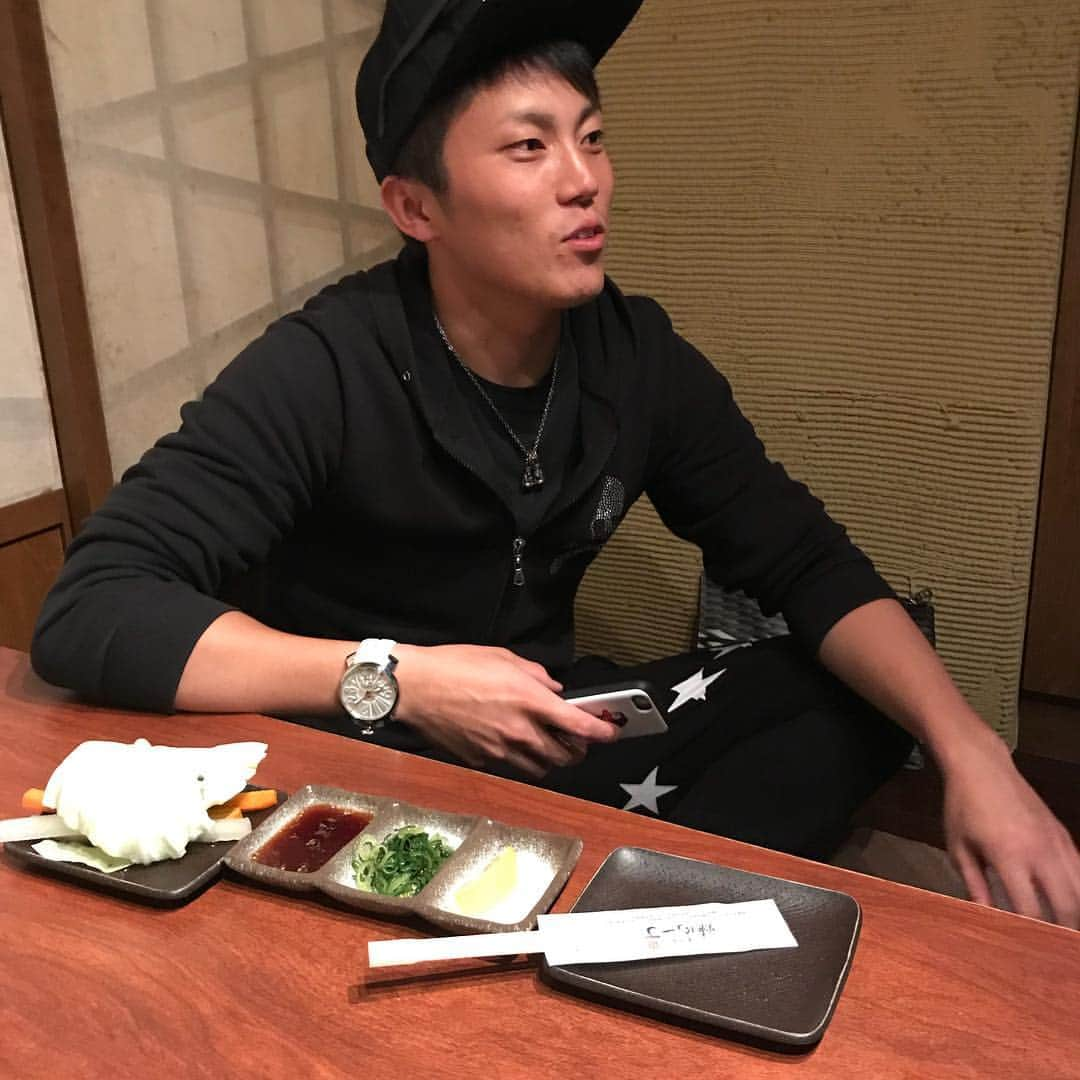 井野卓さんのインスタグラム写真 - (井野卓Instagram)「現れたコバンザメ肉食べたいってさ #川上竜平  #サラリーマン」5月23日 20時52分 - suguru.ino63