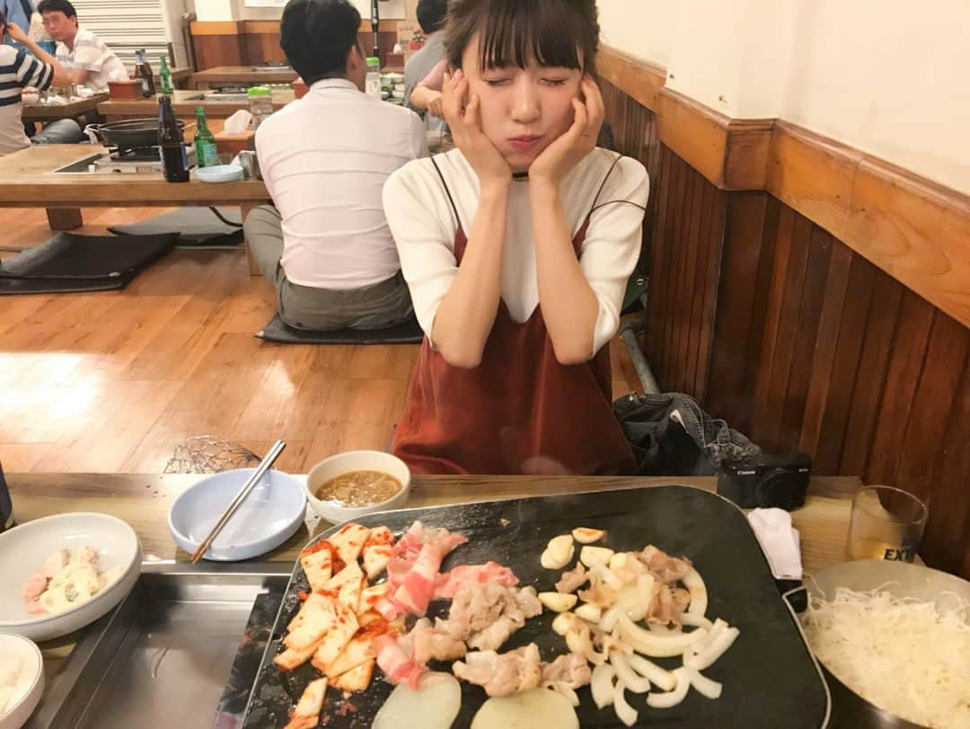 桃さんのインスタグラム写真 - (桃Instagram)「韓国を知り尽くした女、ふみさんにいろいろ美味しいお店教えてもらった幸せ韓国旅行でした🇰🇷💕 #韓国女子旅 #ブログもみてね #サムギョプサル #わさびソースつけて食べる #ハングル全く読めずお店の名前すらわからない #位置情報すら載せられない #だから最後にお店外観の写真を #同じアジアなのに英語圏よりだいぶ高度」5月23日 21時06分 - momo.official