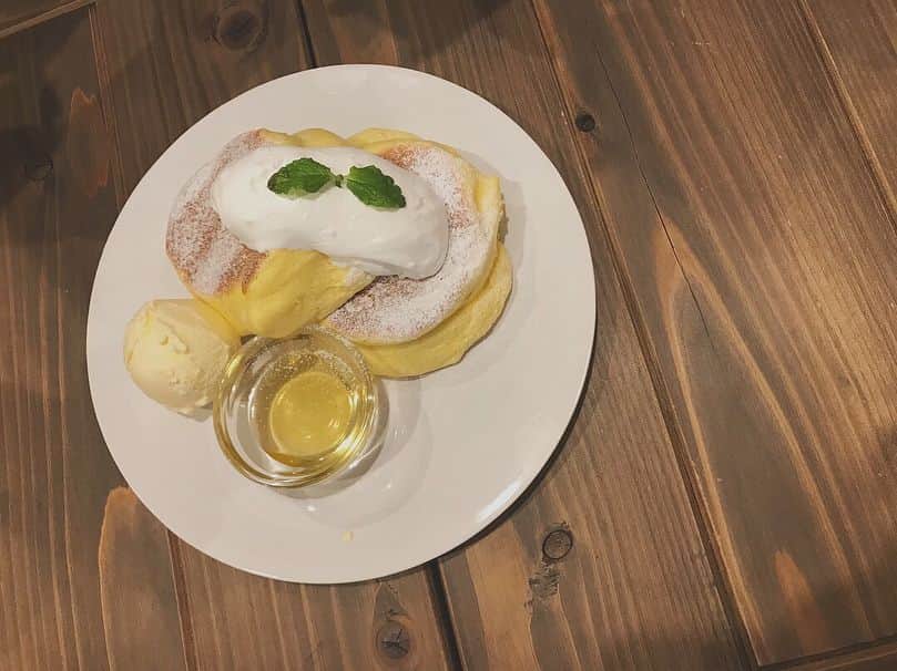 高塚夏生さんのインスタグラム写真 - (高塚夏生Instagram)「． 今日のお昼🍴 パンケーキはお友達と分けた😋 美味しそうでしょーっ！ #lunch#オムライス#パンケーキ#cafe#café」5月23日 21時11分 - takatsuka_natsuki