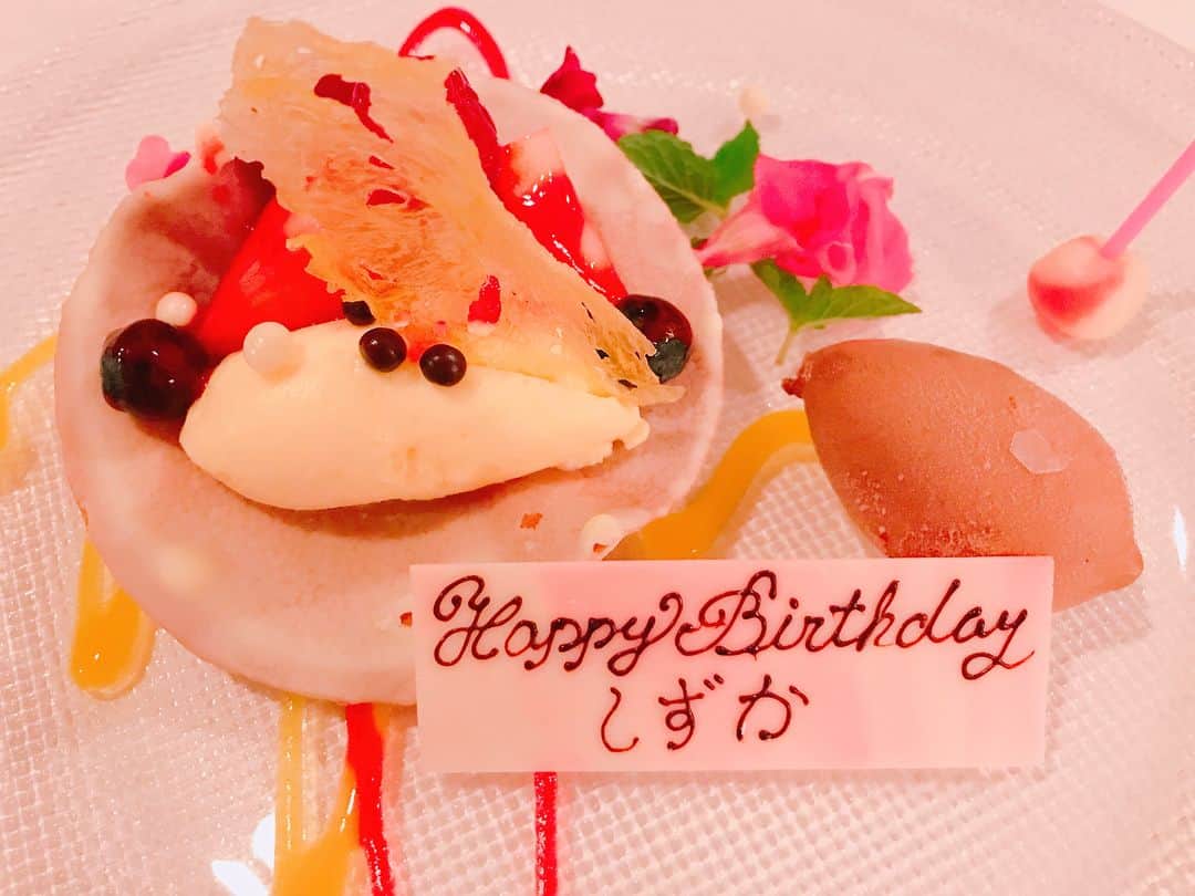 梅本静香さんのインスタグラム写真 - (梅本静香Instagram)「今日、25歳を迎えました。﻿ とてもあっという間な気がするけど﻿ これから先も凄く楽しみ！﻿ 誕生日の日はいつも以上に更に幸せを感じます☺️﻿ 毎年恒例の家族たちとも過ごせて幸せ😆﻿ 皆さんいつもコメントくれたり支えてくれて、本当にありがとうございます。﻿ ﻿ #birthday #happybirthday  #happy」5月23日 21時21分 - shizuka0523xx